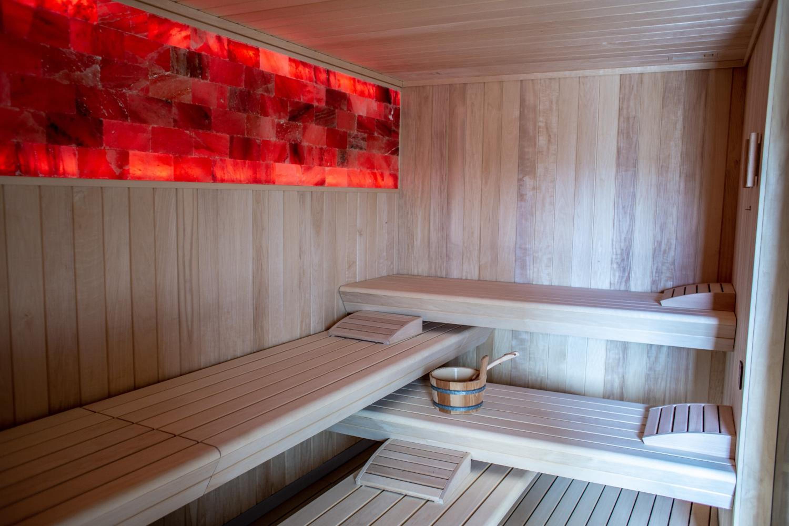 Deluxe Suite with Spa Bath - Photo 13