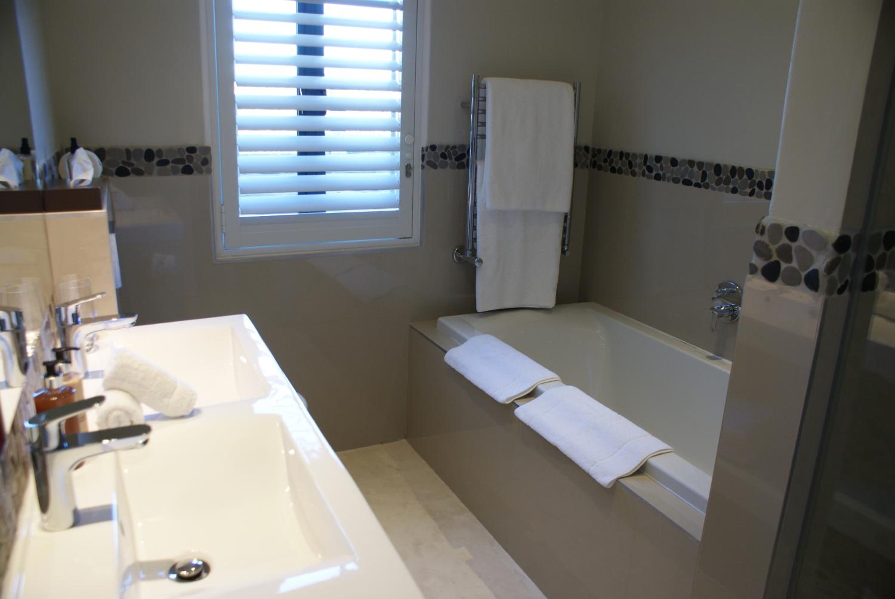 Deluxe Double Room - Downstairs - Photo 3