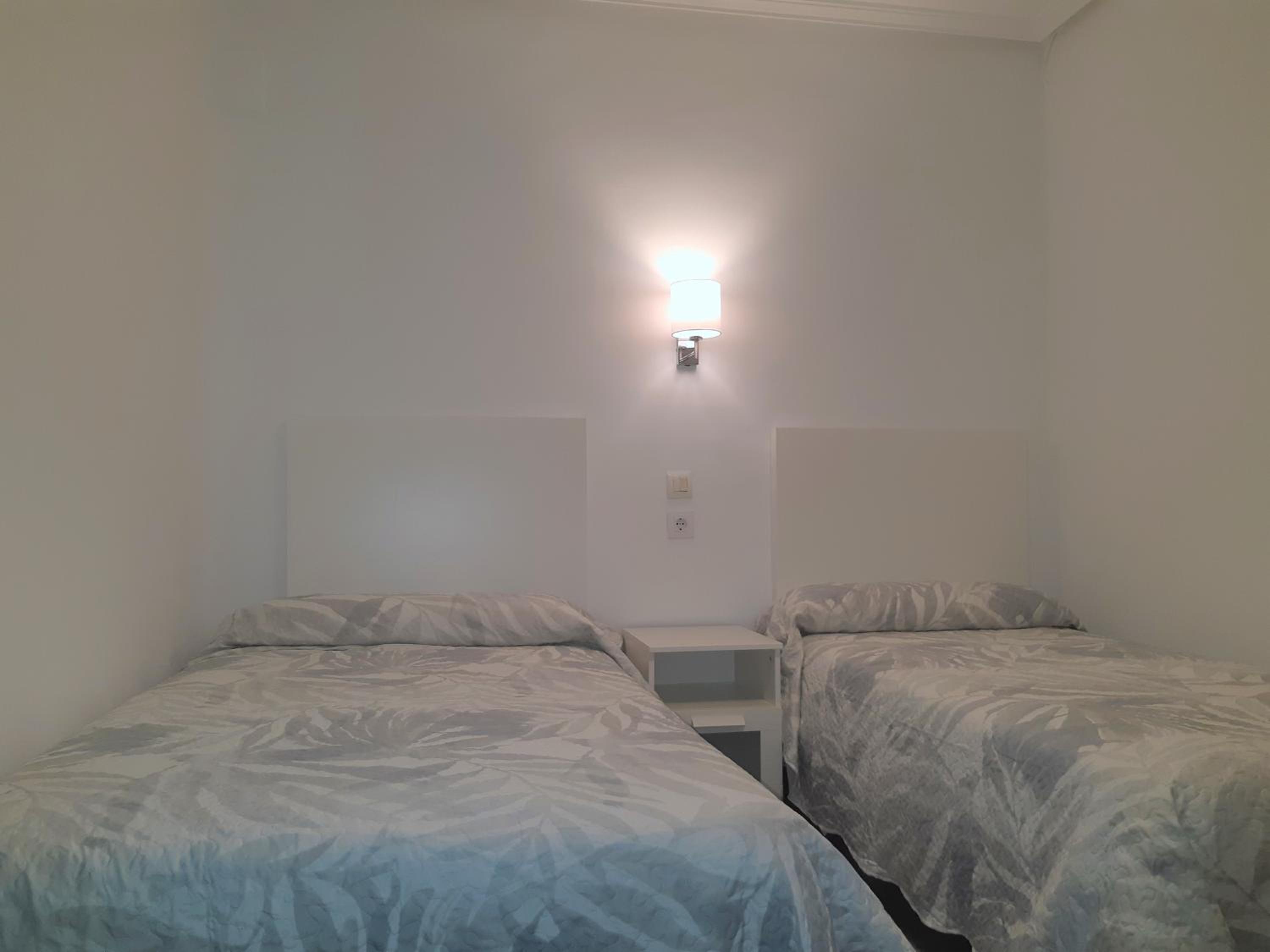 Economy Twin Room with Private Bathroom - Photo 2