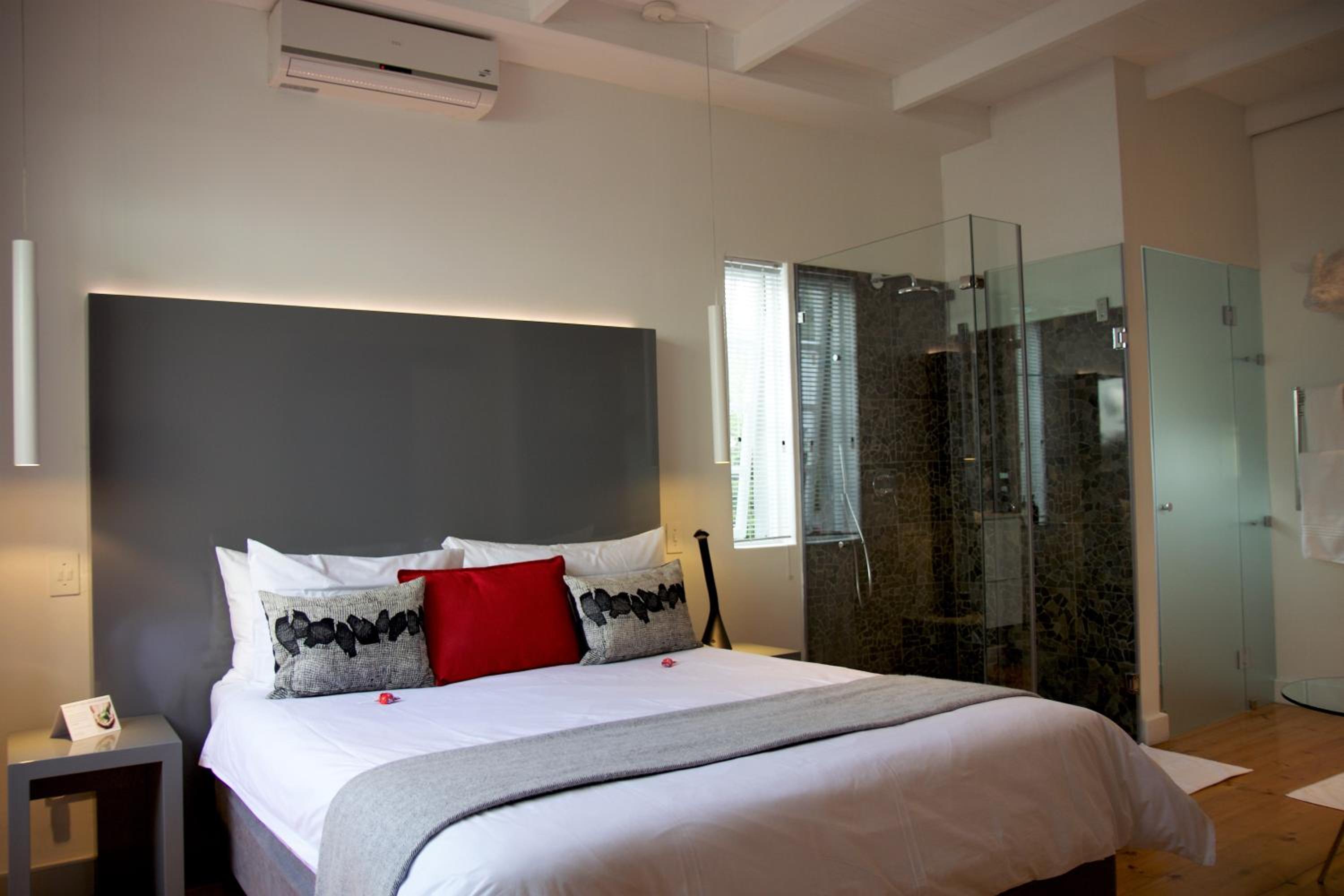 Classic Double Room with Shower (no view) - Photo 4