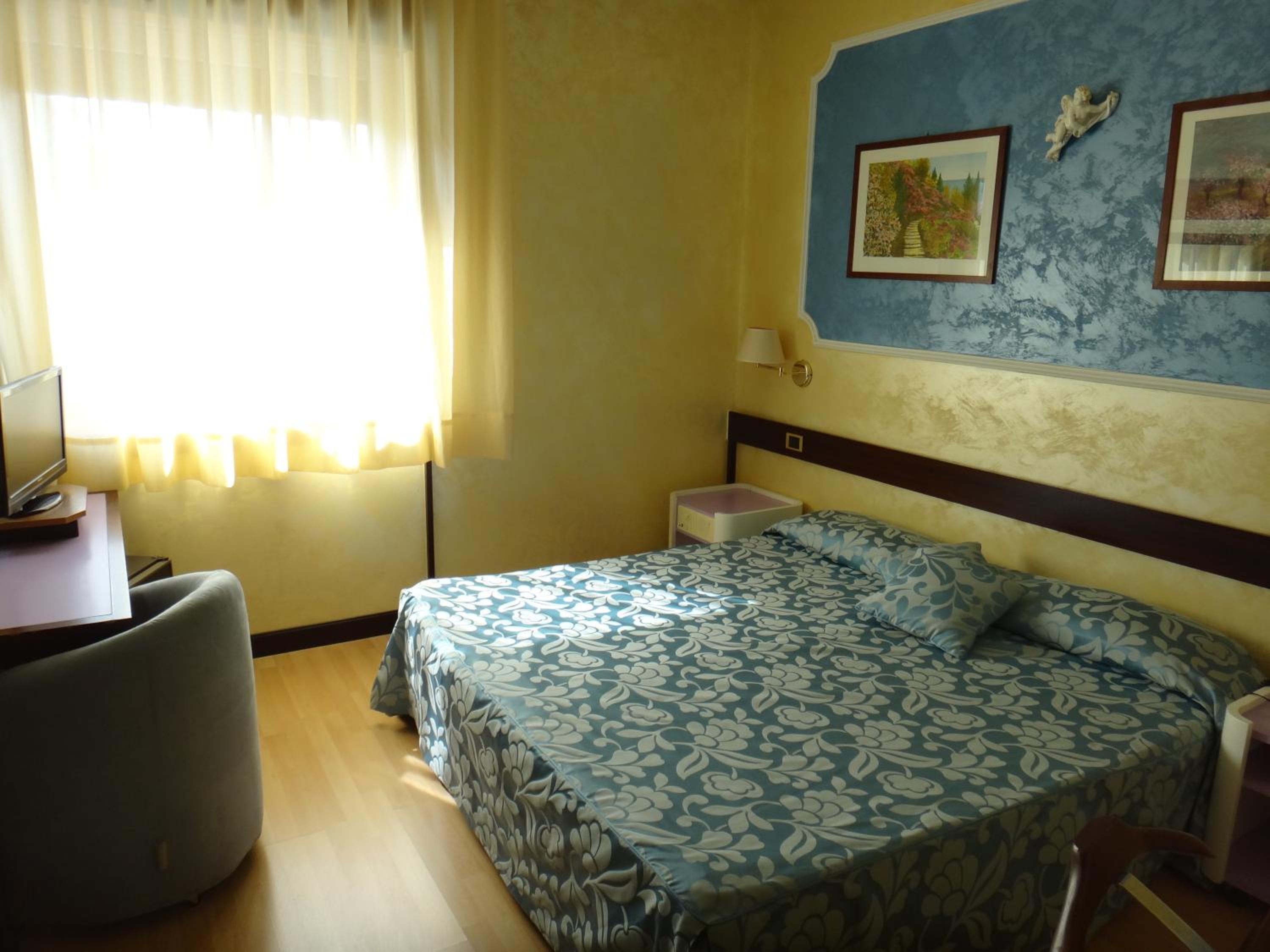 Double Room - Photo 8