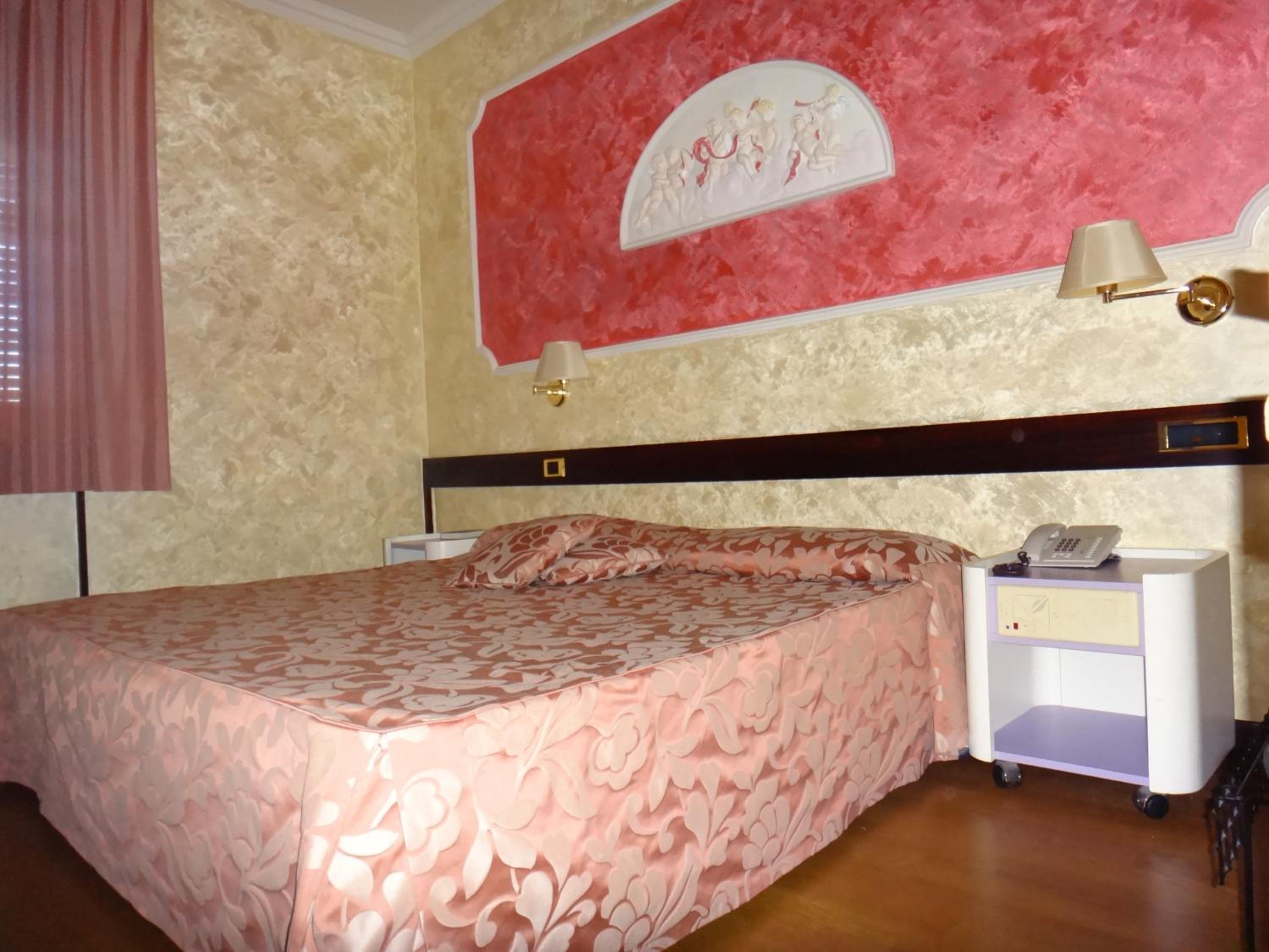 Double Room - Photo 9