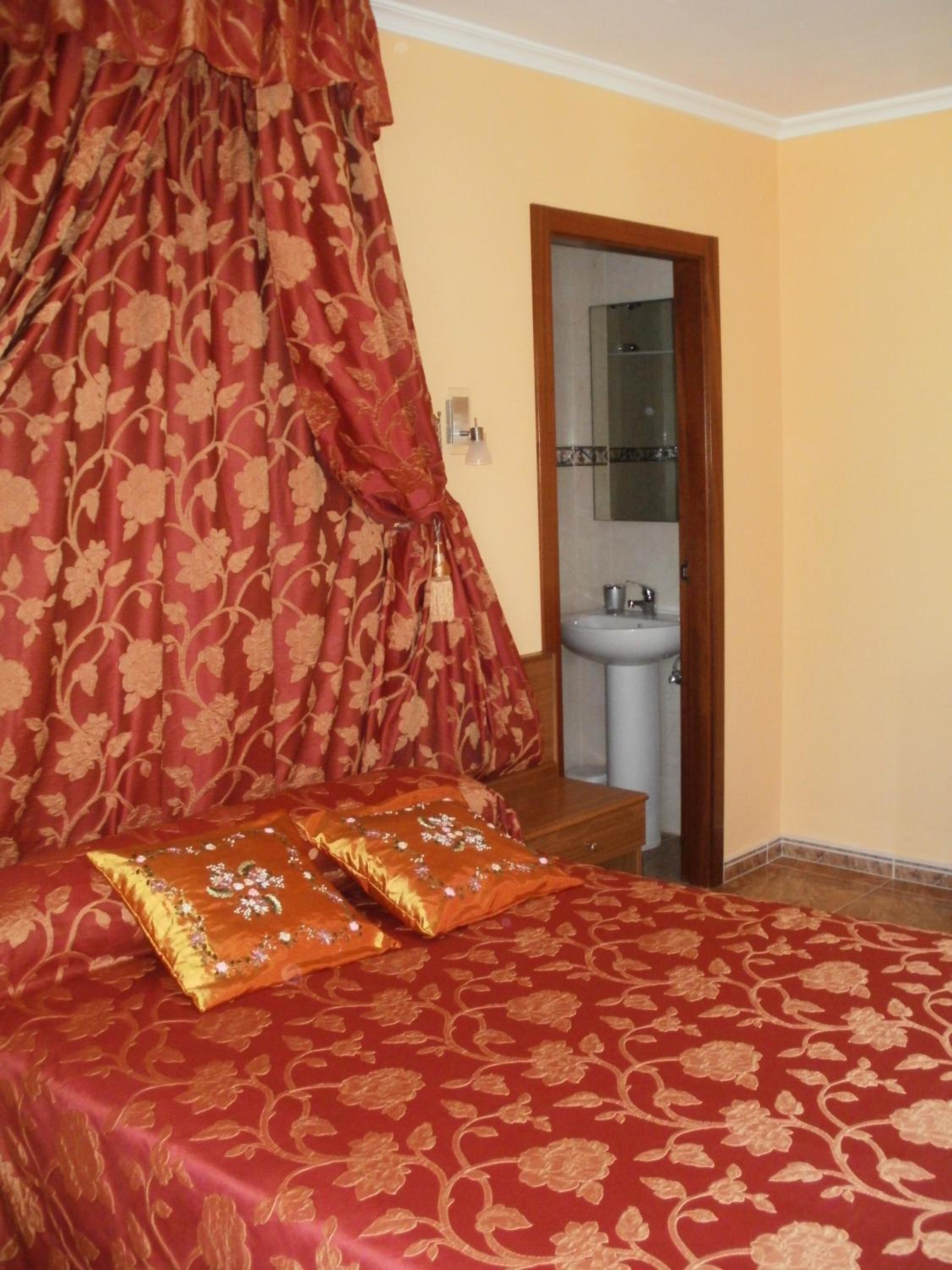 Double or Twin Room - Photo 4