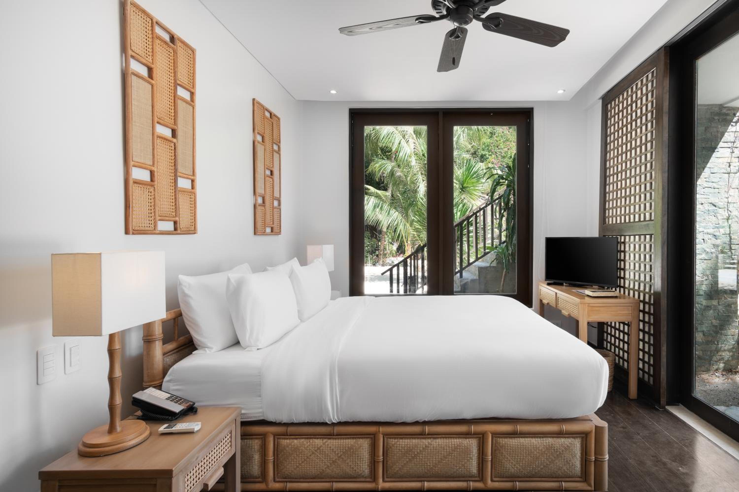 Beachside Room with Free Roundtrip Lio Airport Transfers