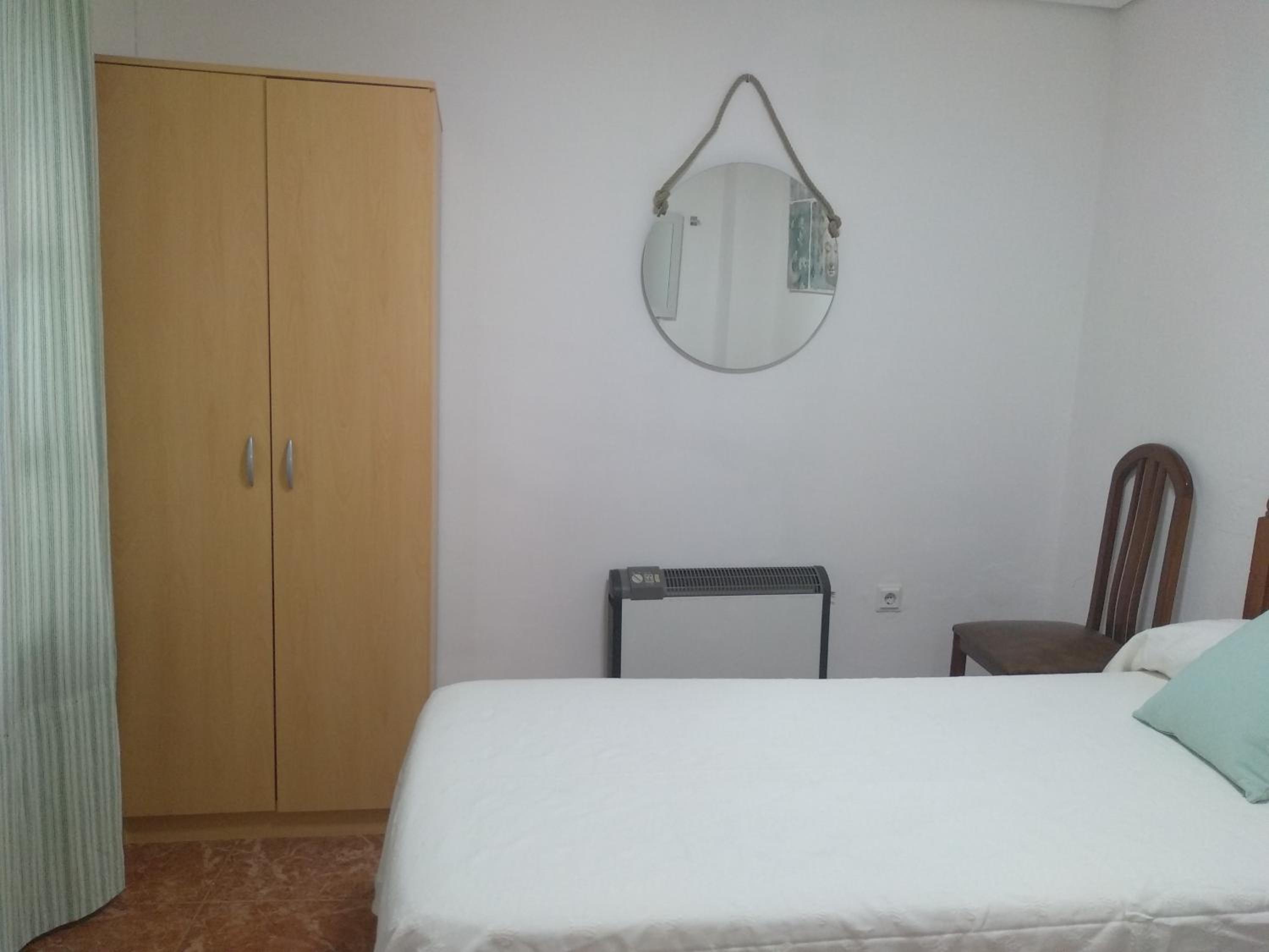 Habitación Individual con Baño y Aseo Compartidos