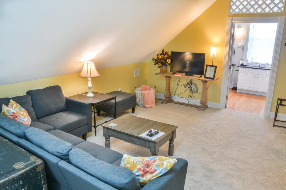 Queen Suite - Photo 2