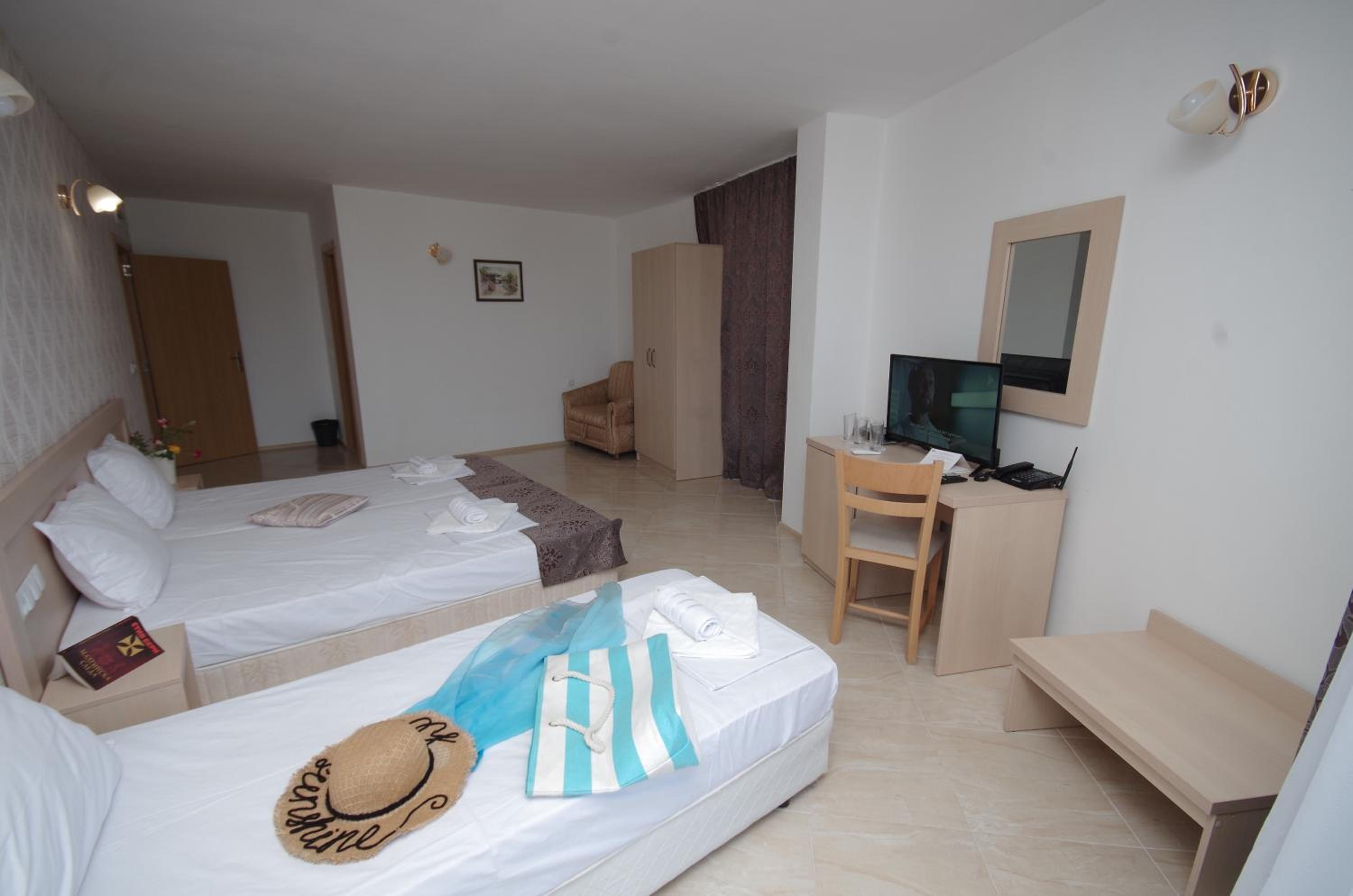 Twin Room (2 Adults + 2 Children) photo 2