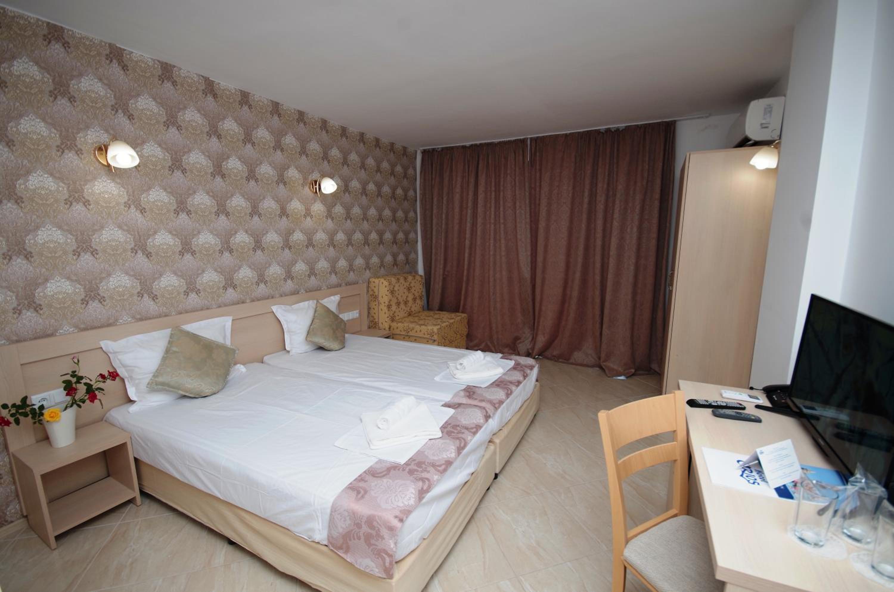 Twin Room (2 Adults + 1 Child) photo 1