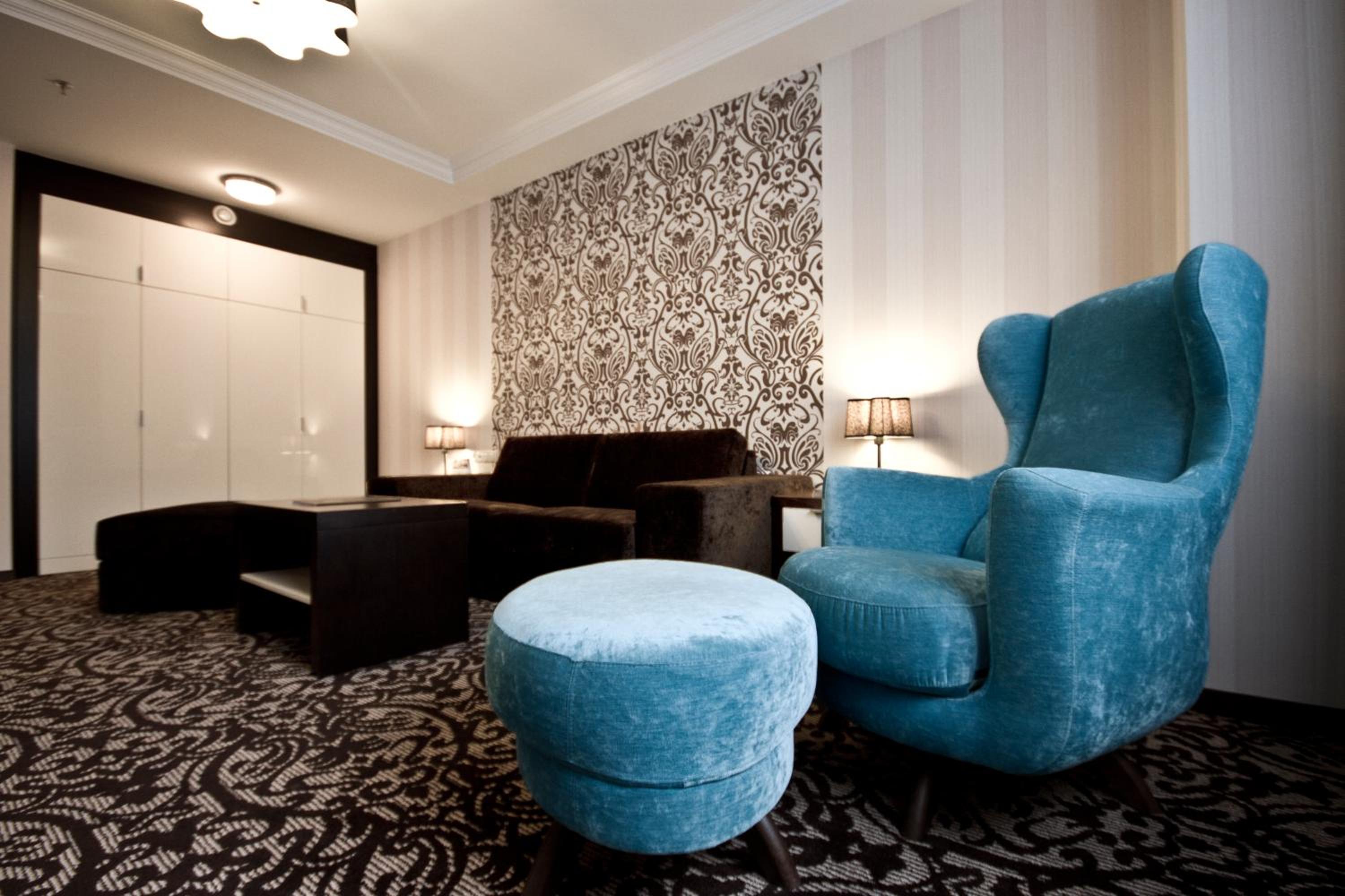 Superior Family Room photo 2