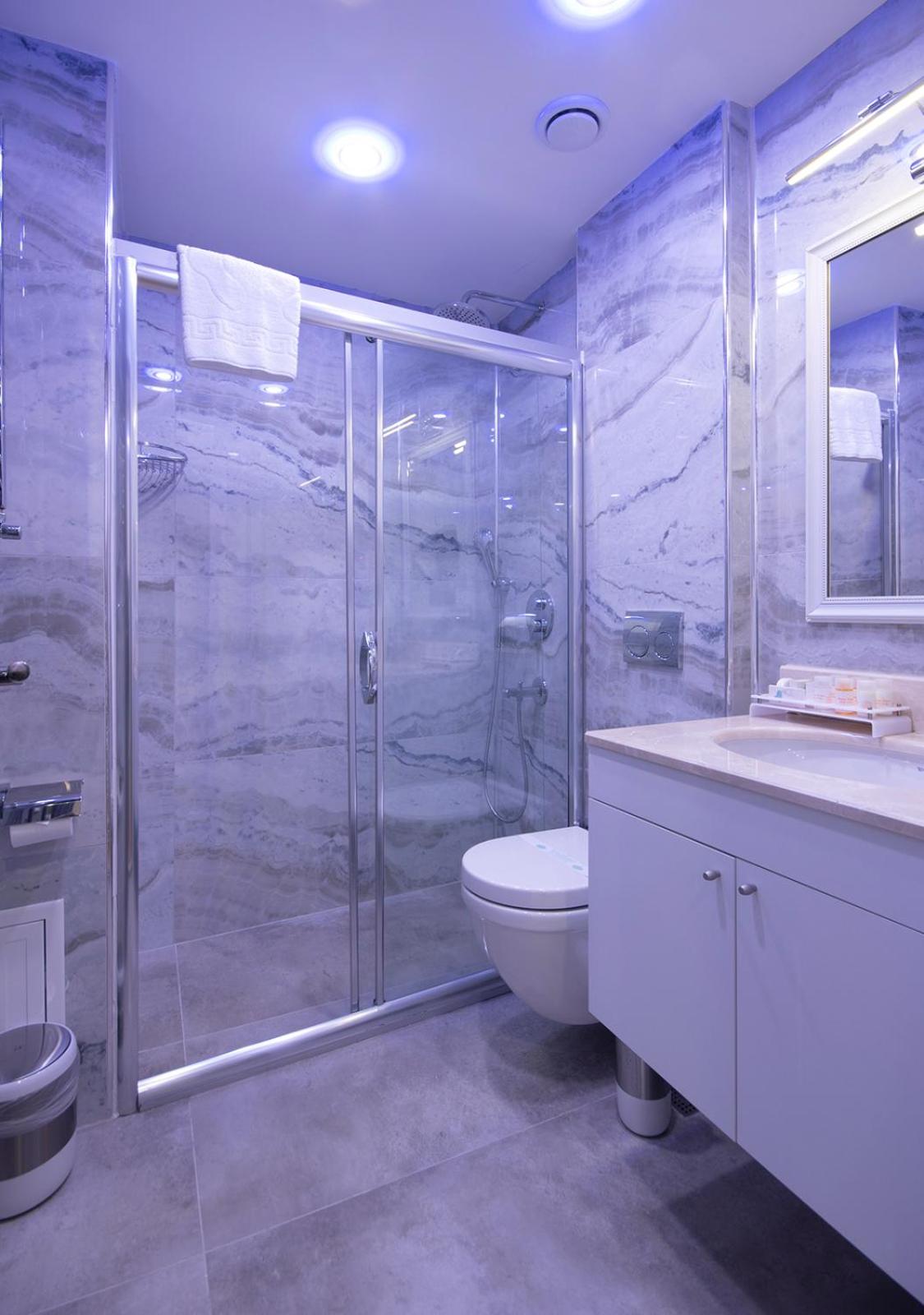 Corner Deluxe Room thumbnail 6