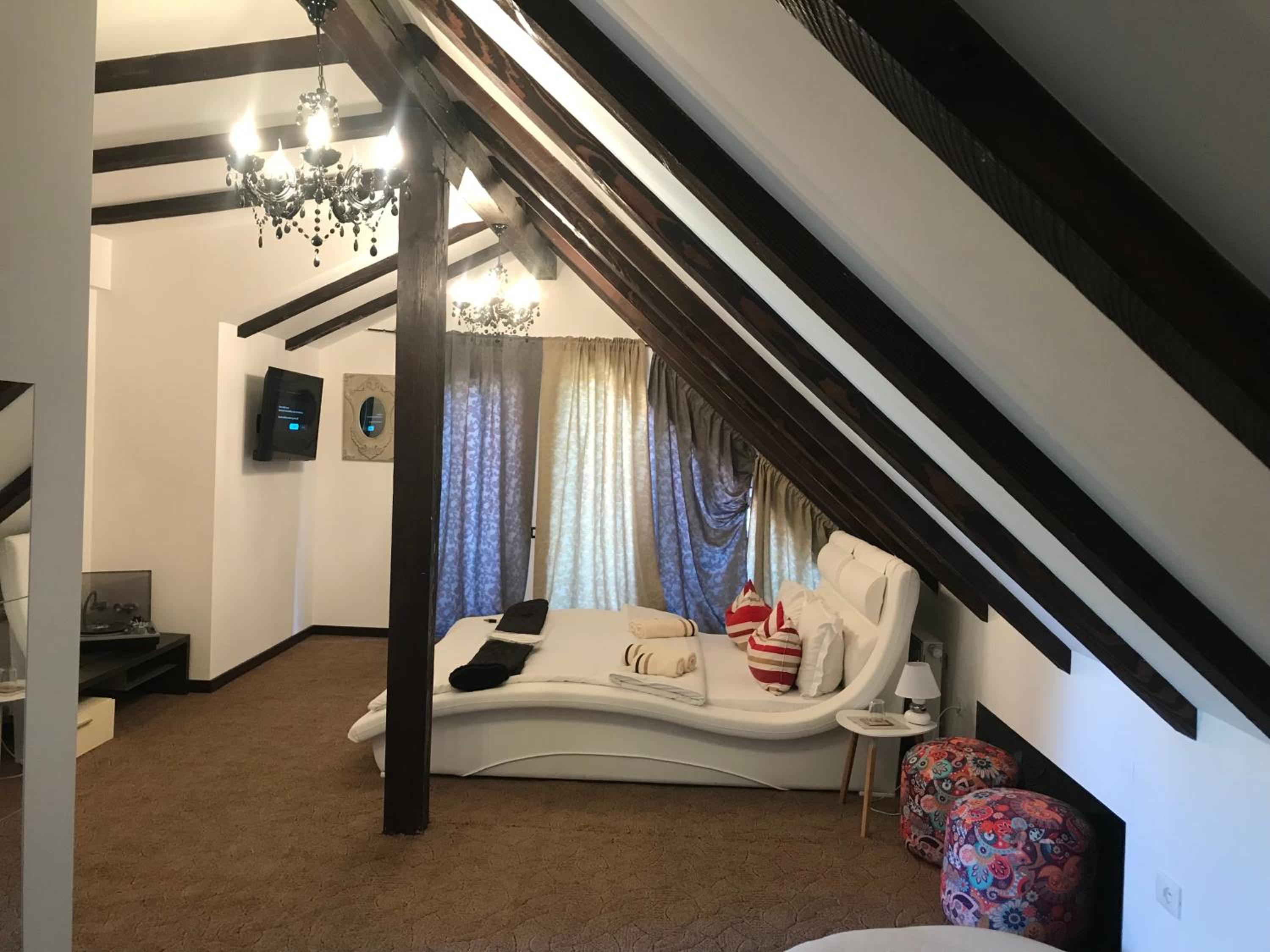 Deluxe King Room - Photo 1