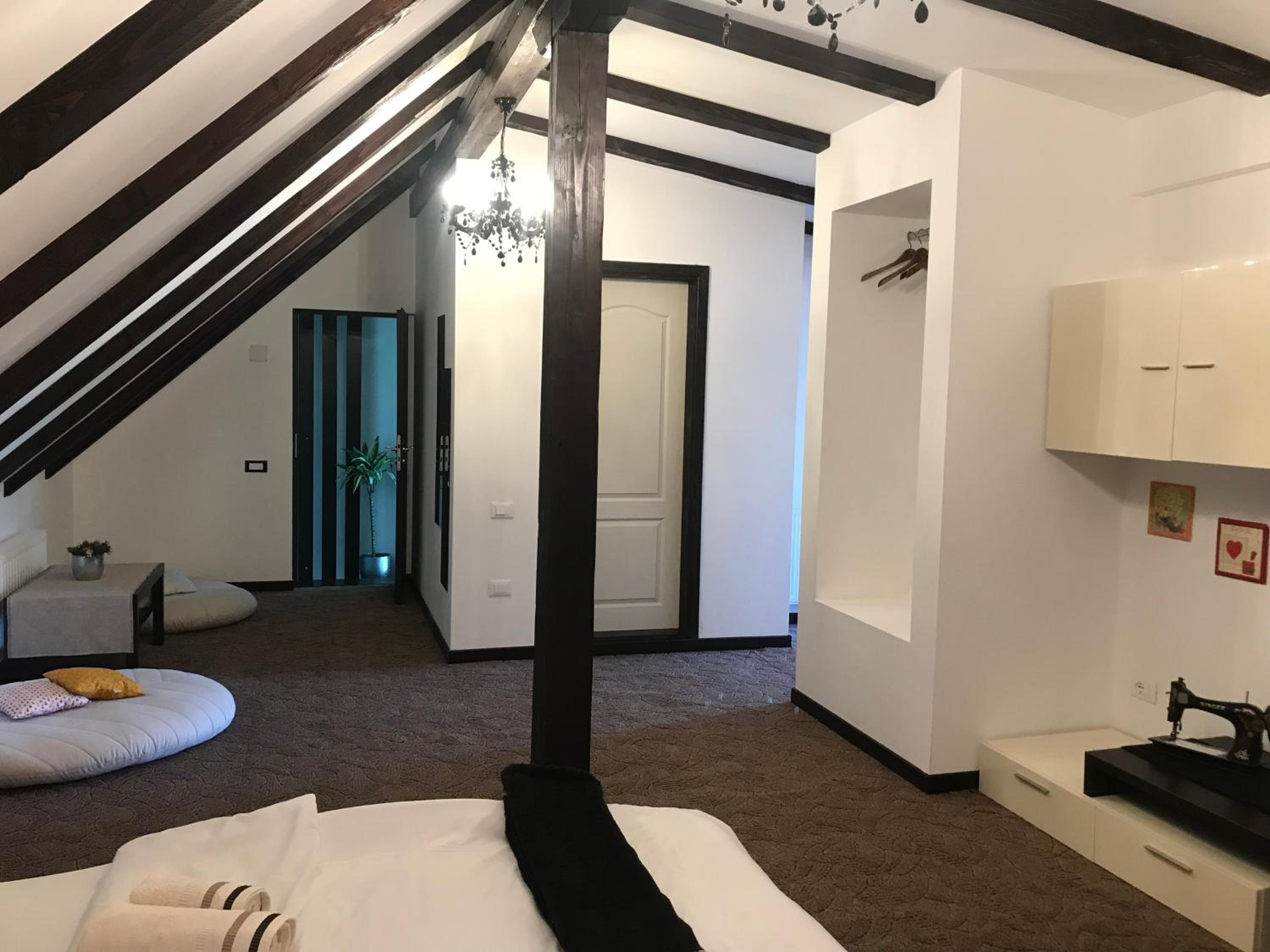 Deluxe King Room - Photo 8