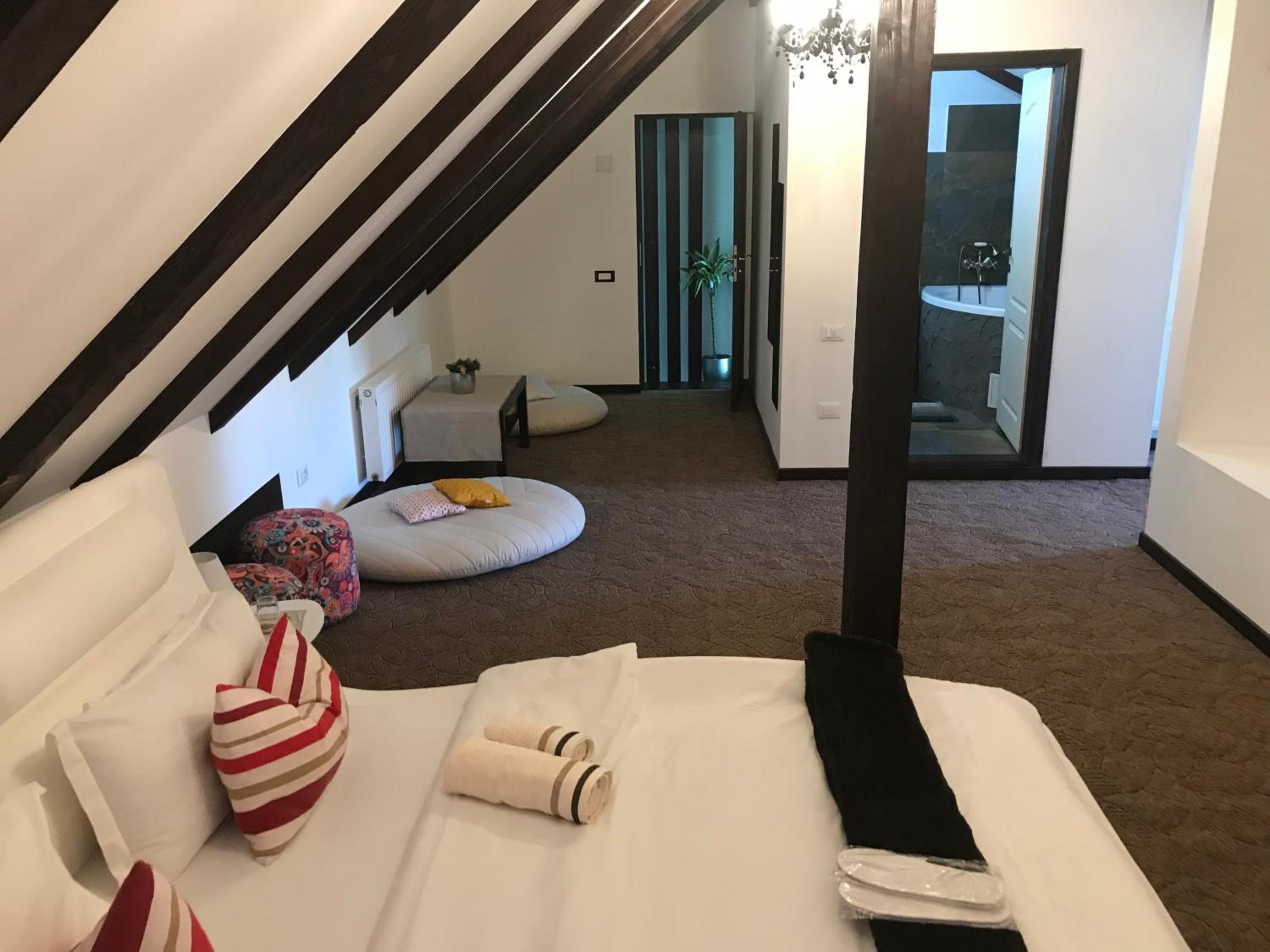Deluxe King Room - Photo 4