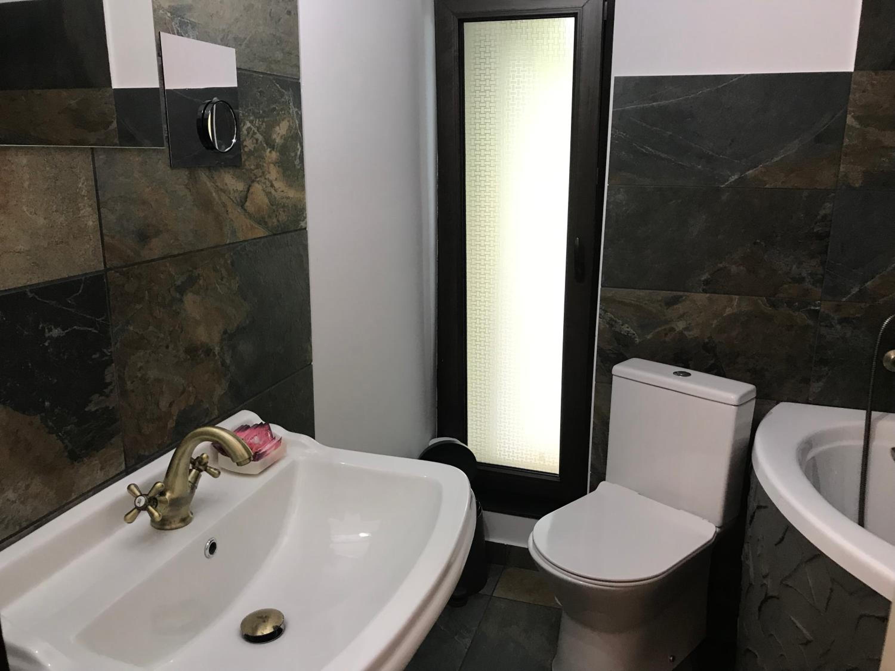 Deluxe King Room - Photo 6