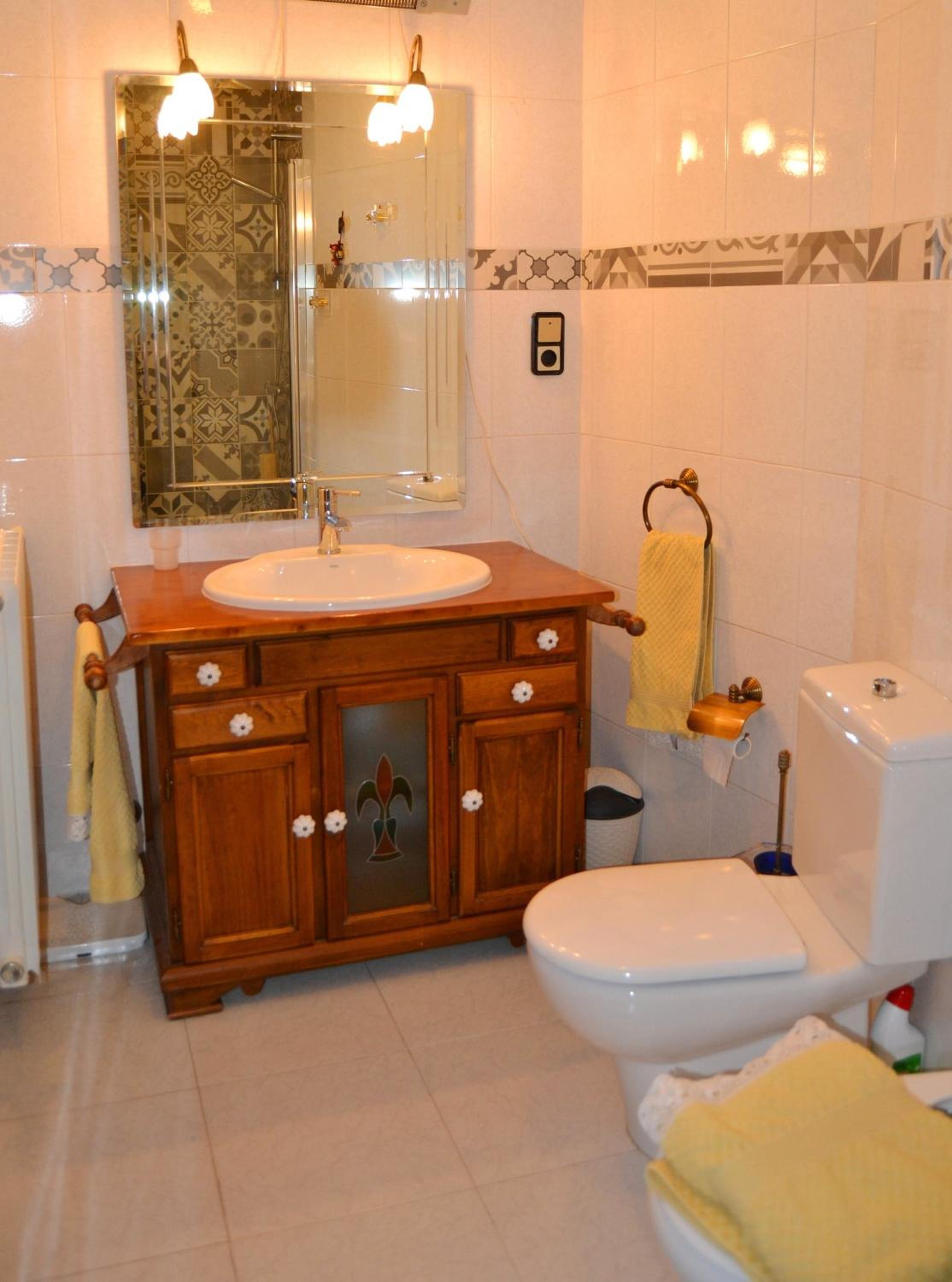Five-Bedroom House - Photo 18
