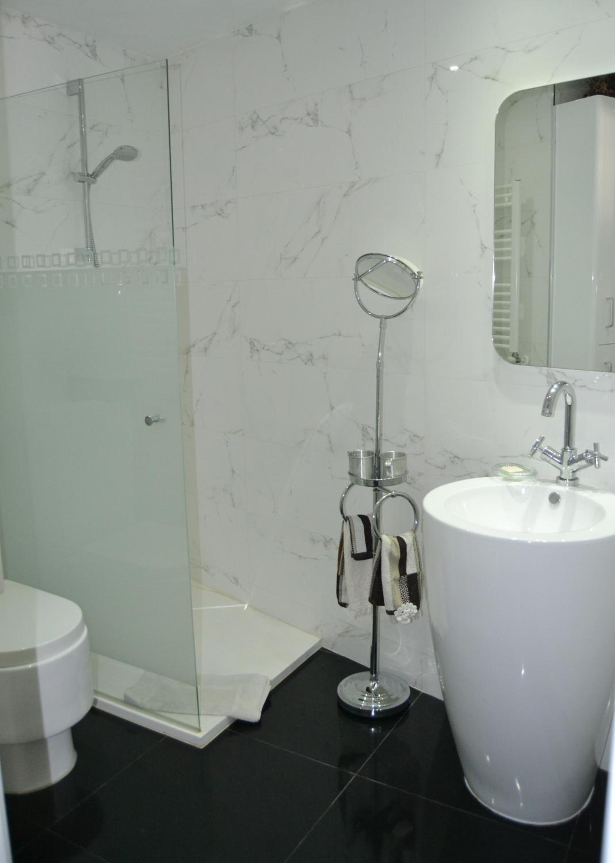 Five-Bedroom House - Photo 19