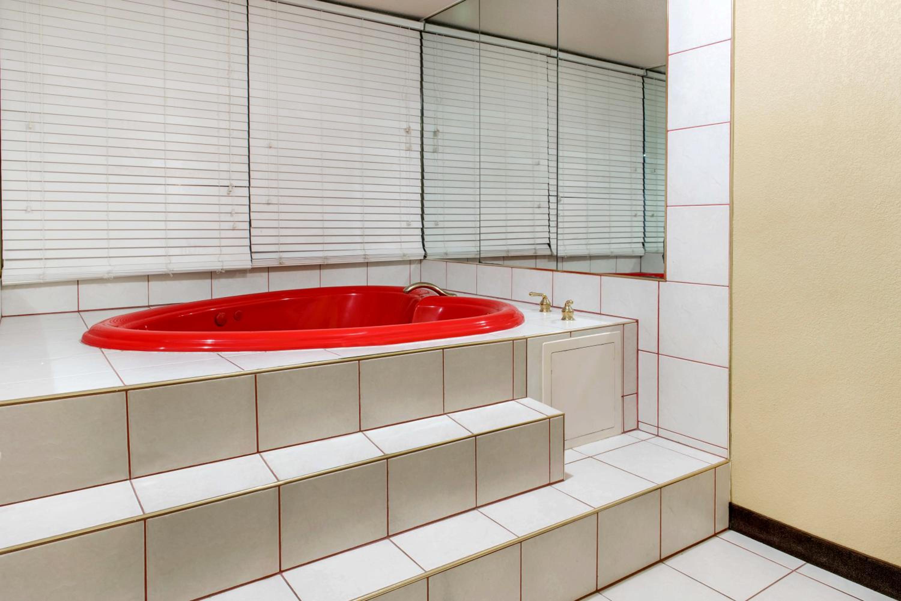 King Room with Sofa Bed and Tub - Non-Smoking - Photo 4