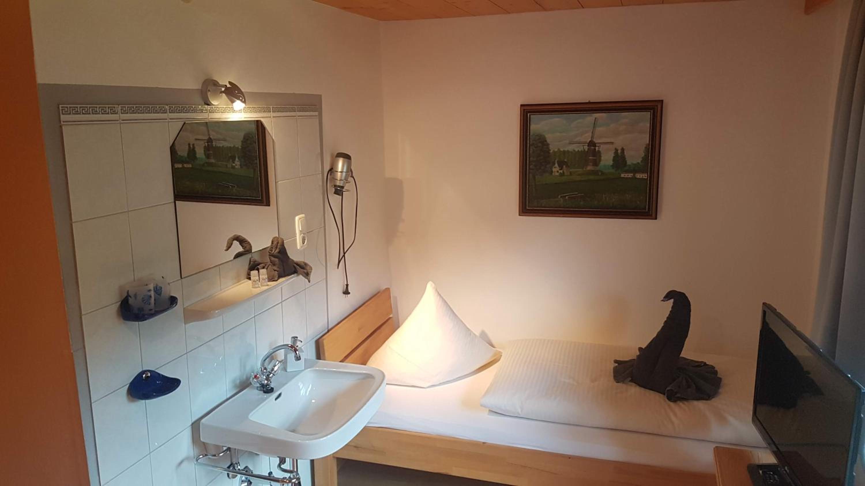 Double Room with Shared Bathroom photo 3