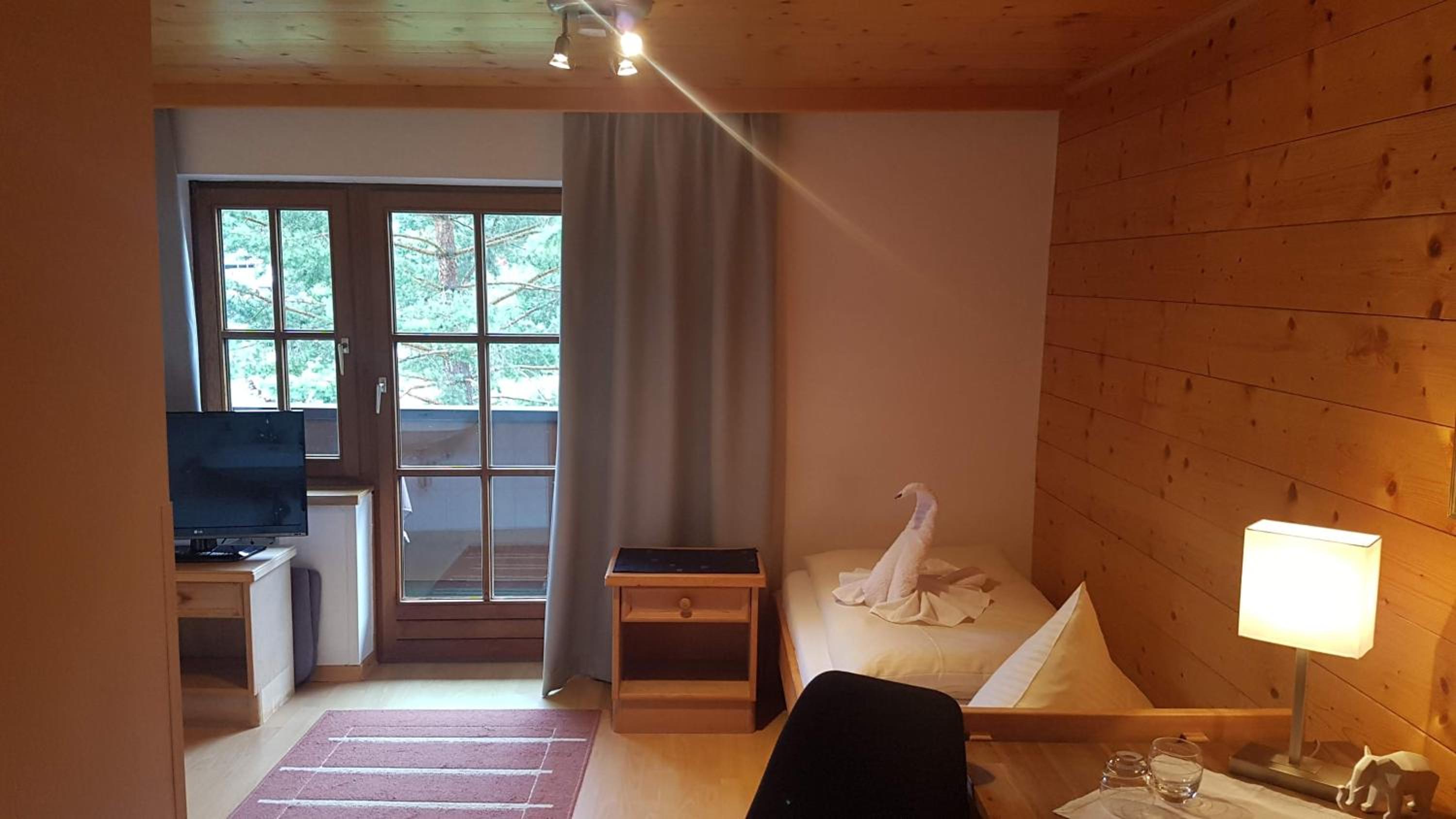 Double Room with Shared Bathroom photo 2