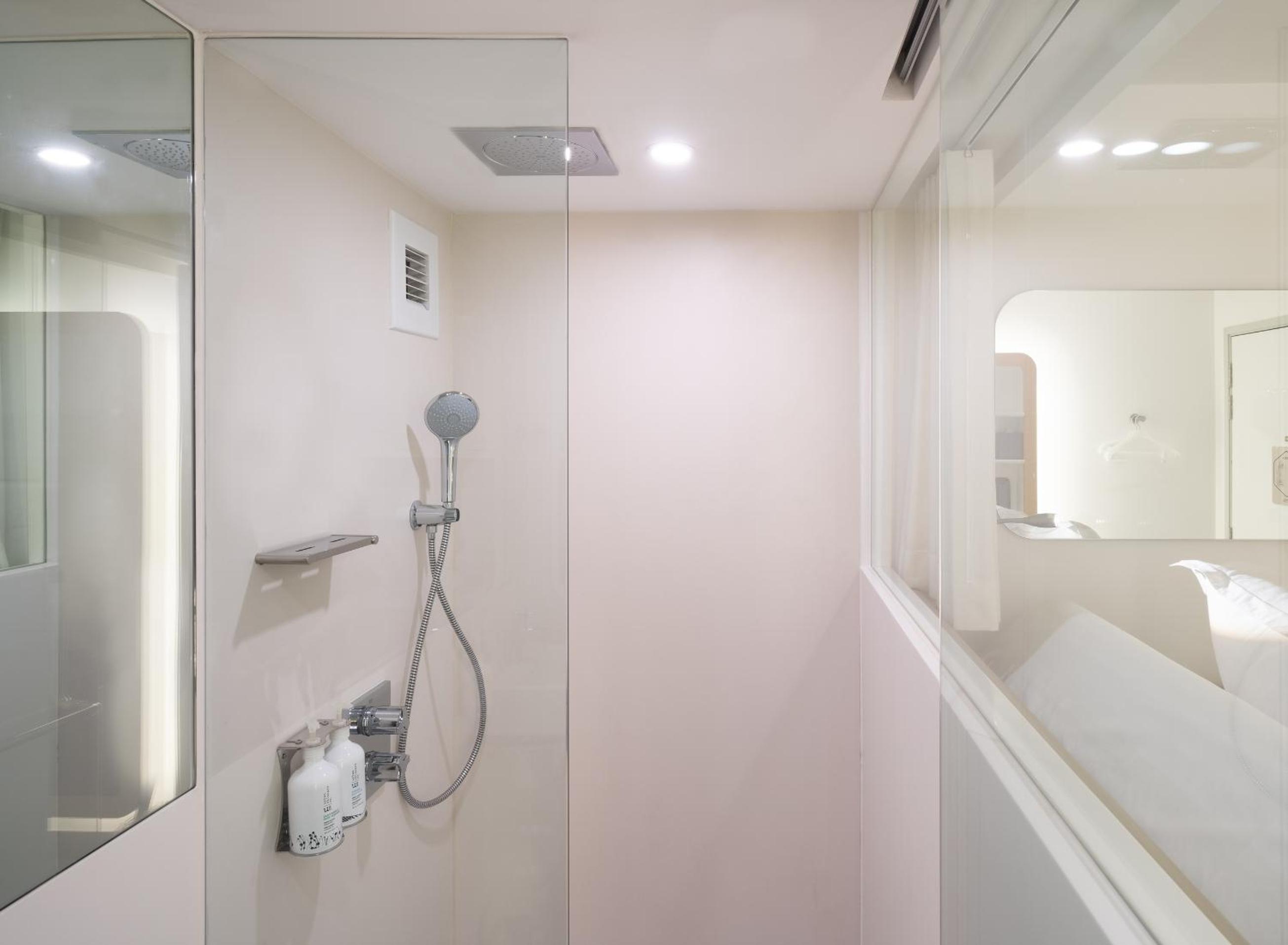 Premium Queen Cabin photo 2