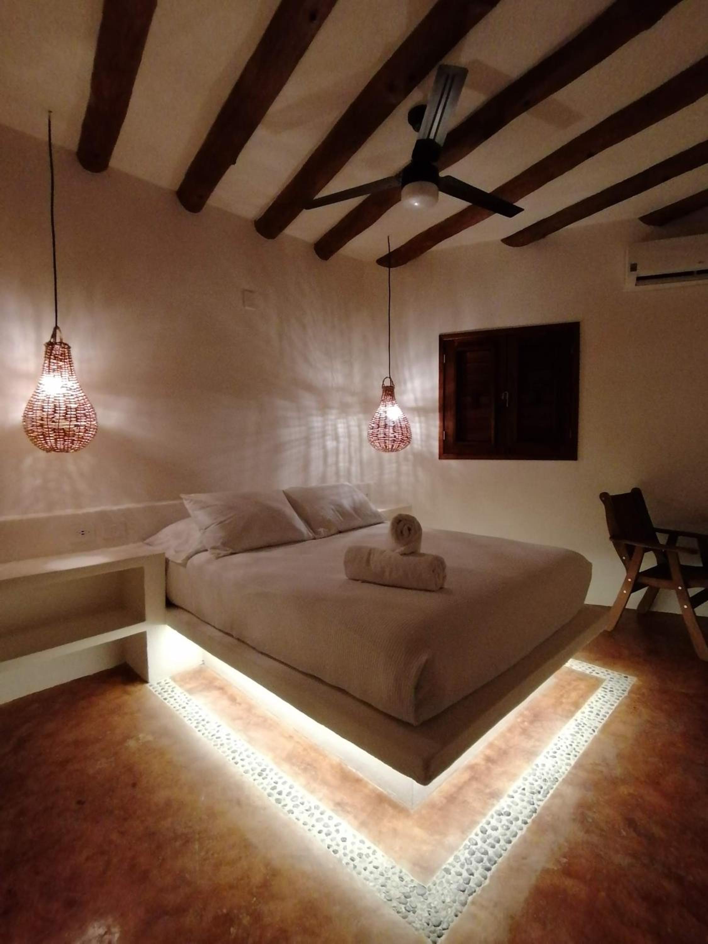 Deluxe Queen Room - Photo 10