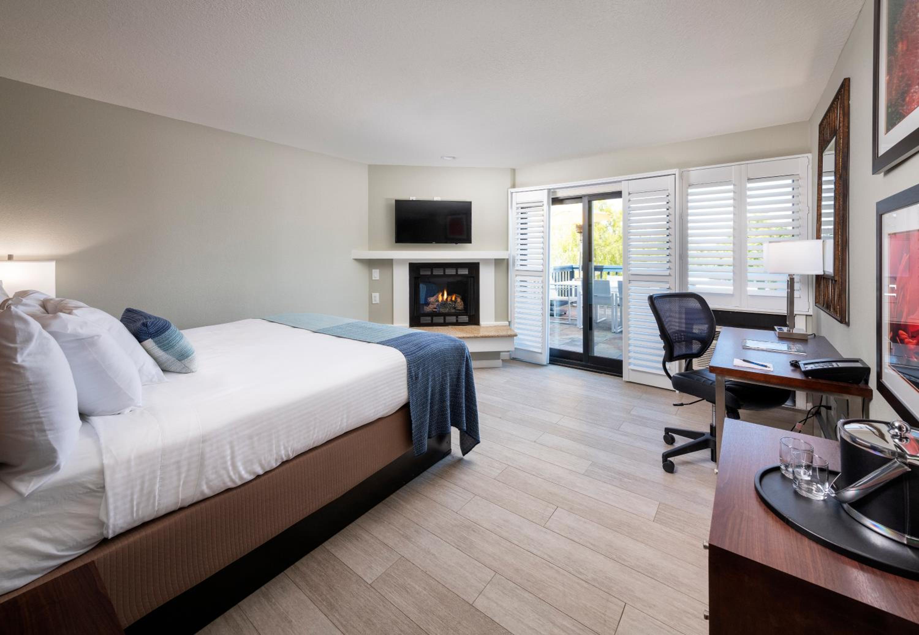 Deluxe King Room - Photo 4