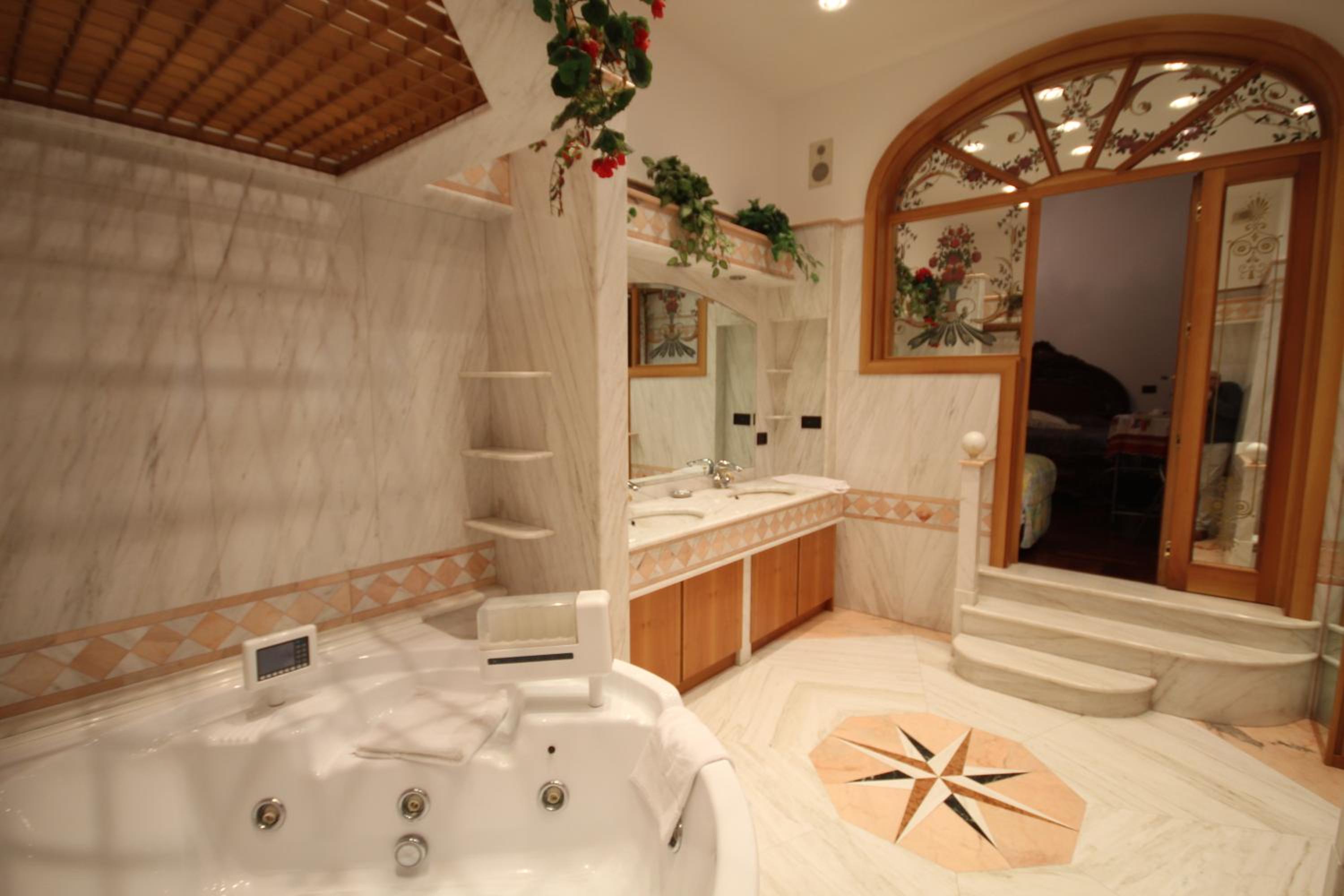 Suite with Private Entrance - Photo 25