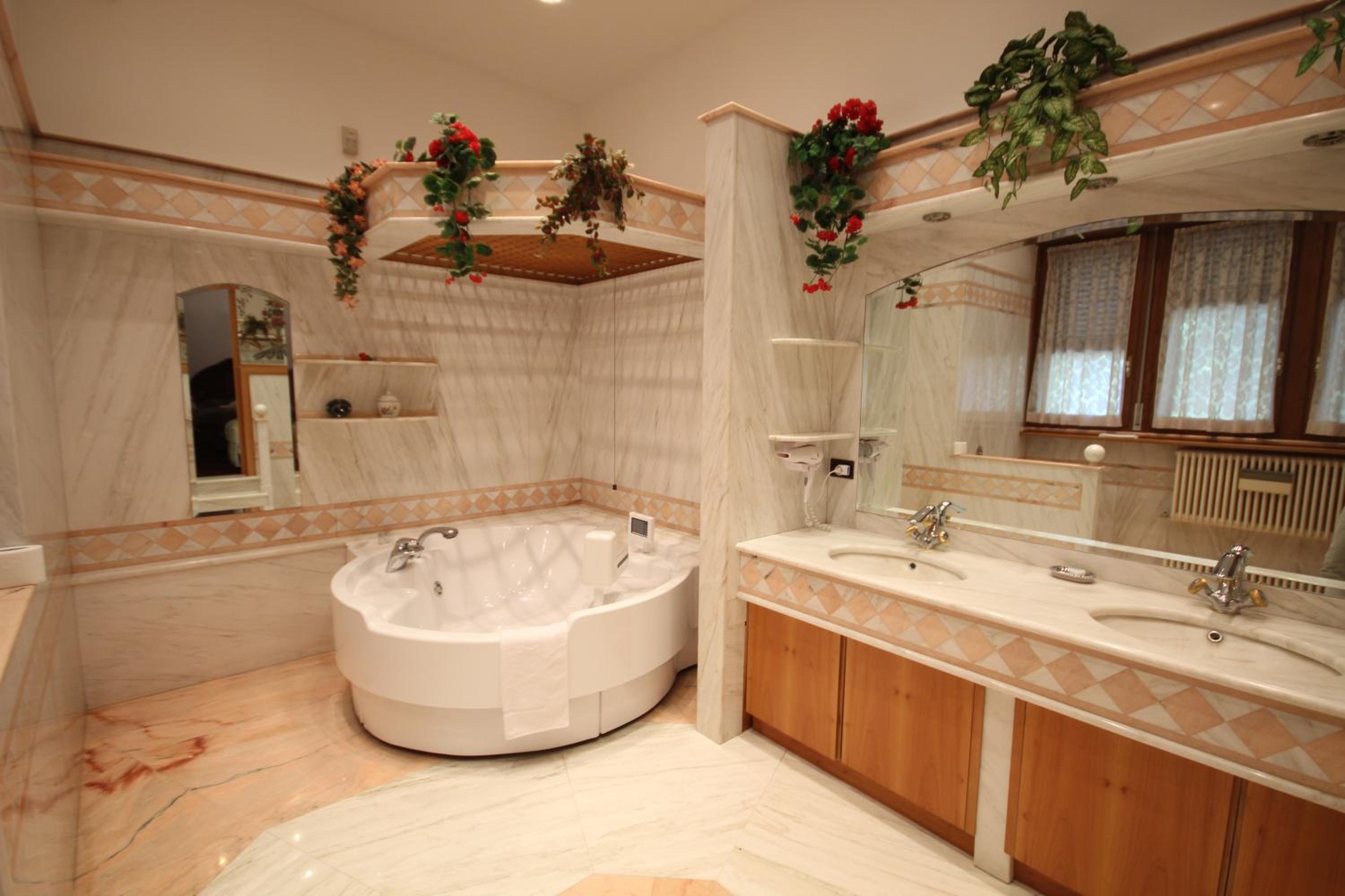 Suite with Private Entrance - Photo 13
