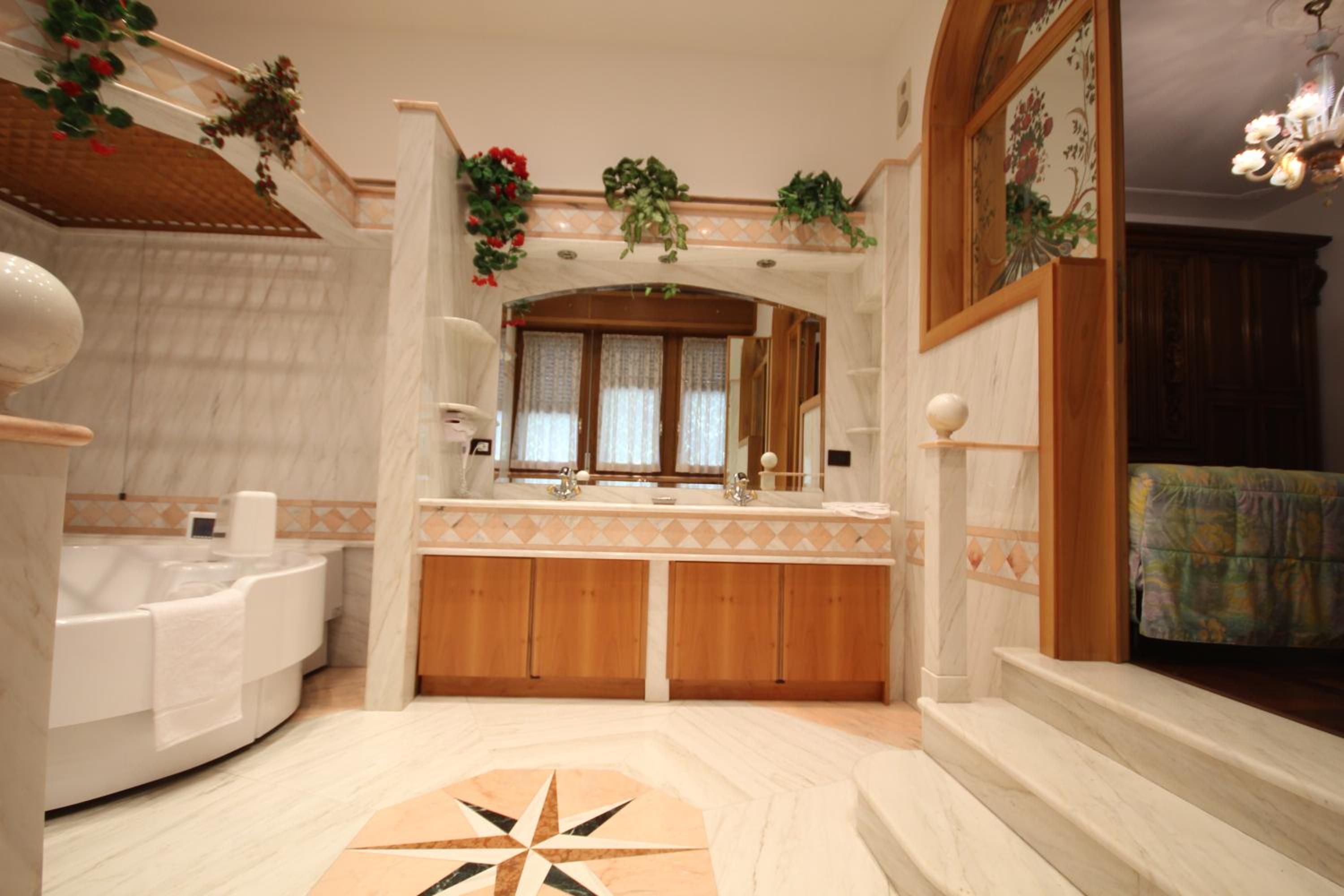 Suite with Private Entrance - Photo 24