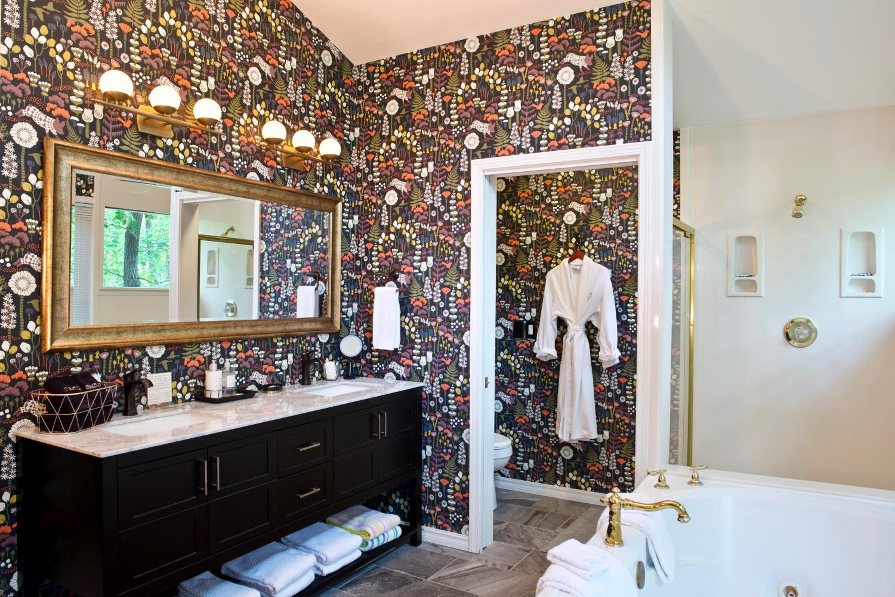 Deluxe King Suite photo 2