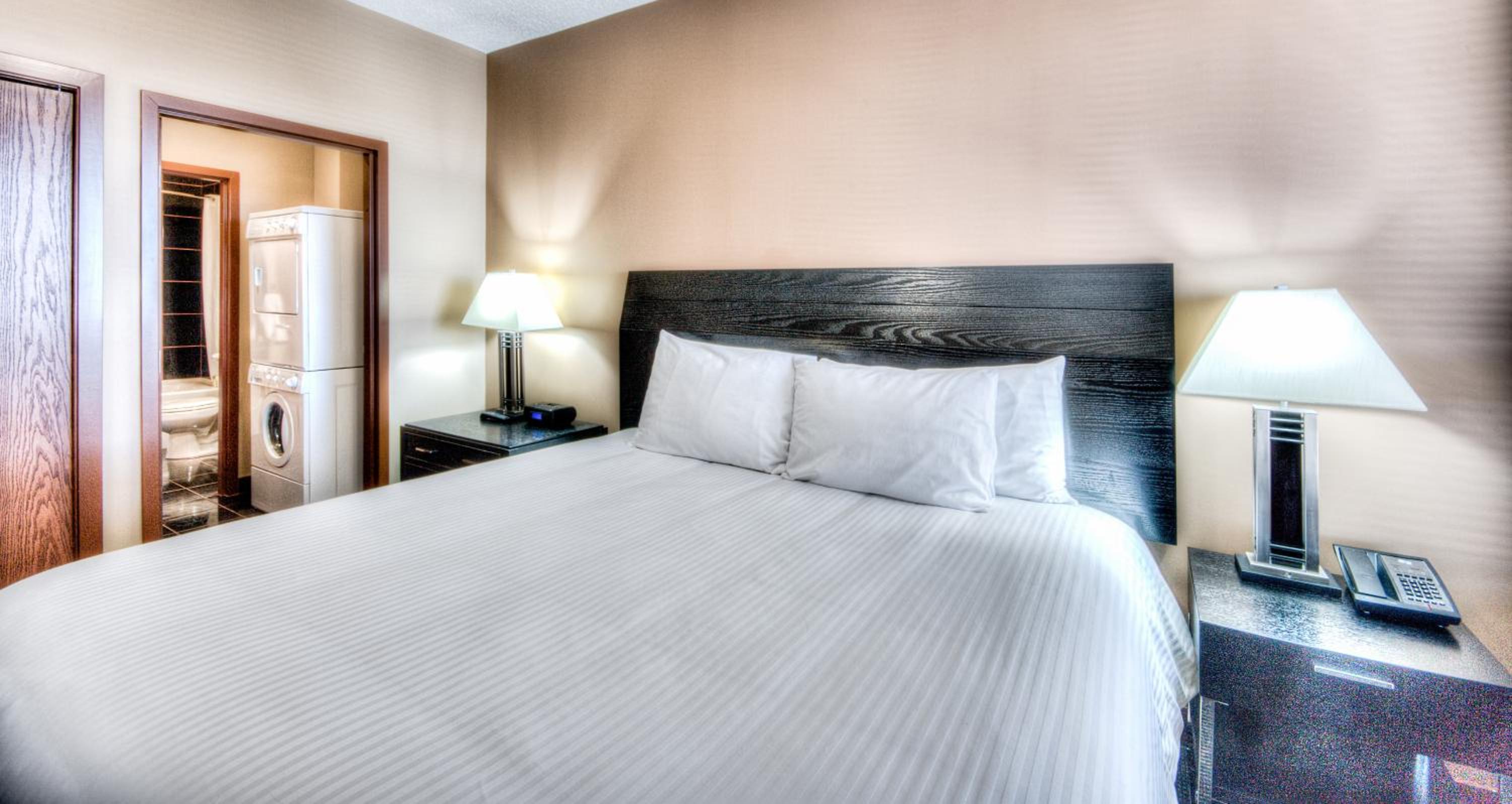 2 Bedroom Suite with 1 King Bed and 2 Double Beds, Washer/Dryer and Full Kitchenette photo 2