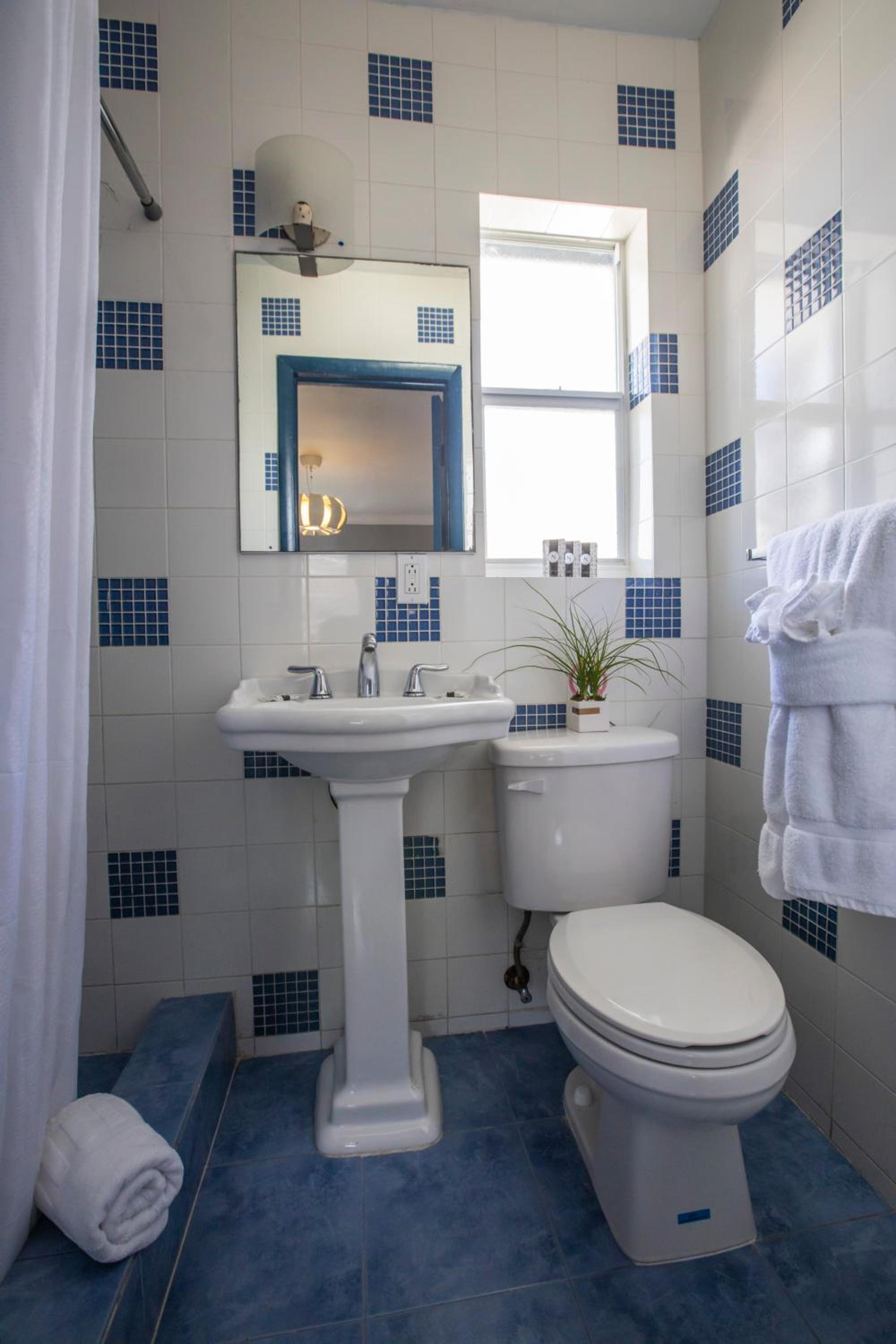 Standard Queen Room - Photo 6