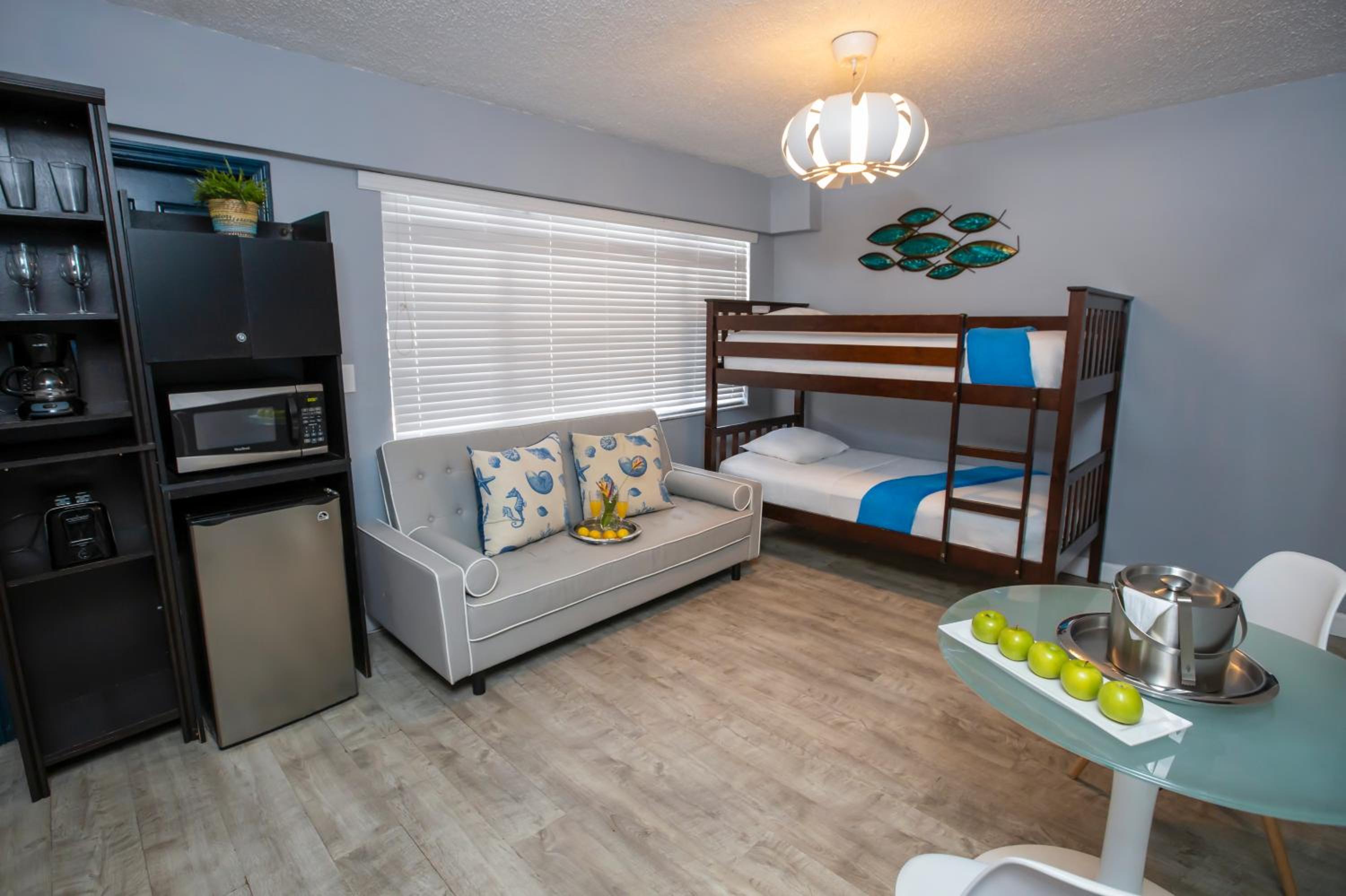 One Bedroom Double Queen Suite - Photo 2