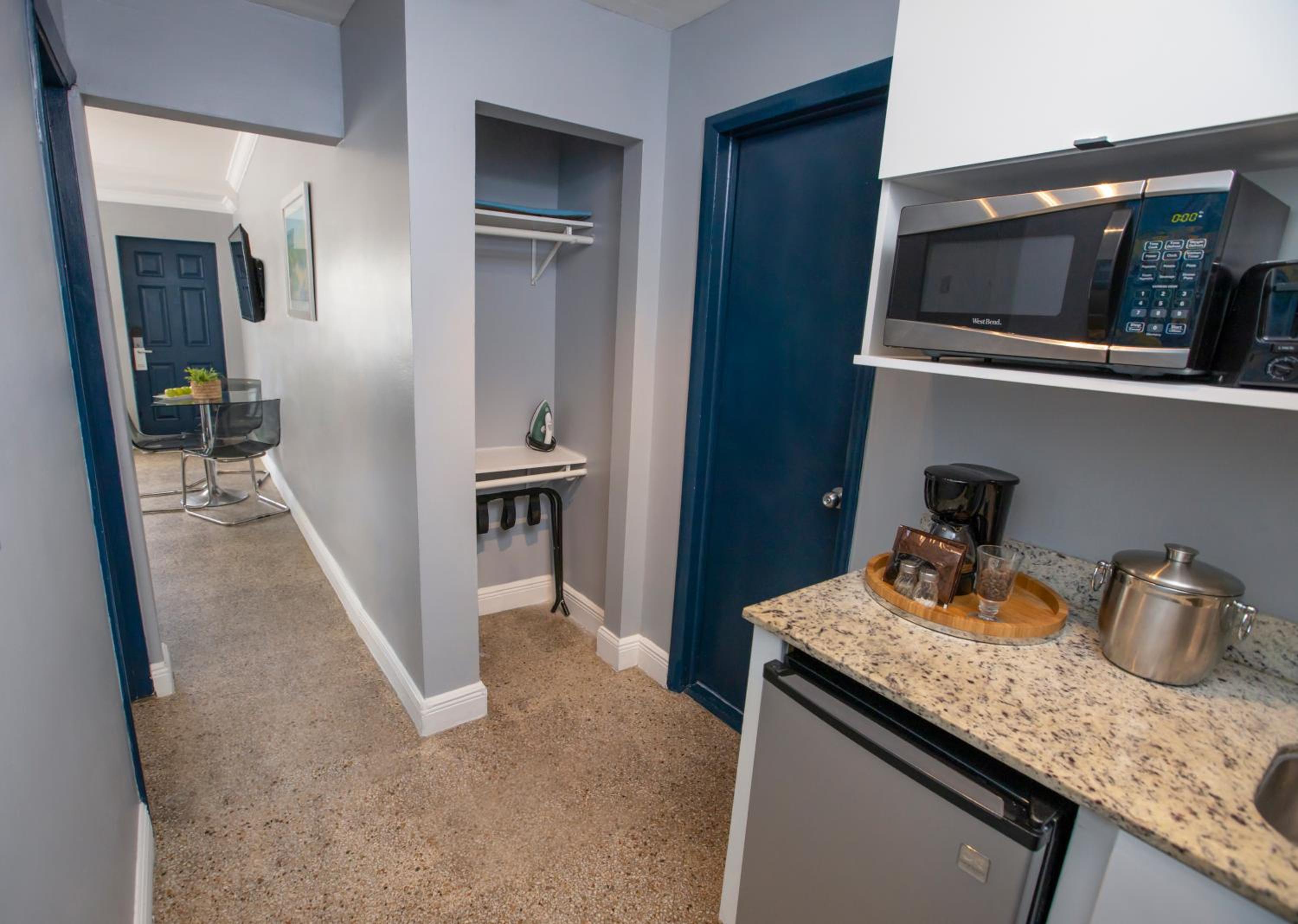 One Bedroom Queen Suite - Photo 11
