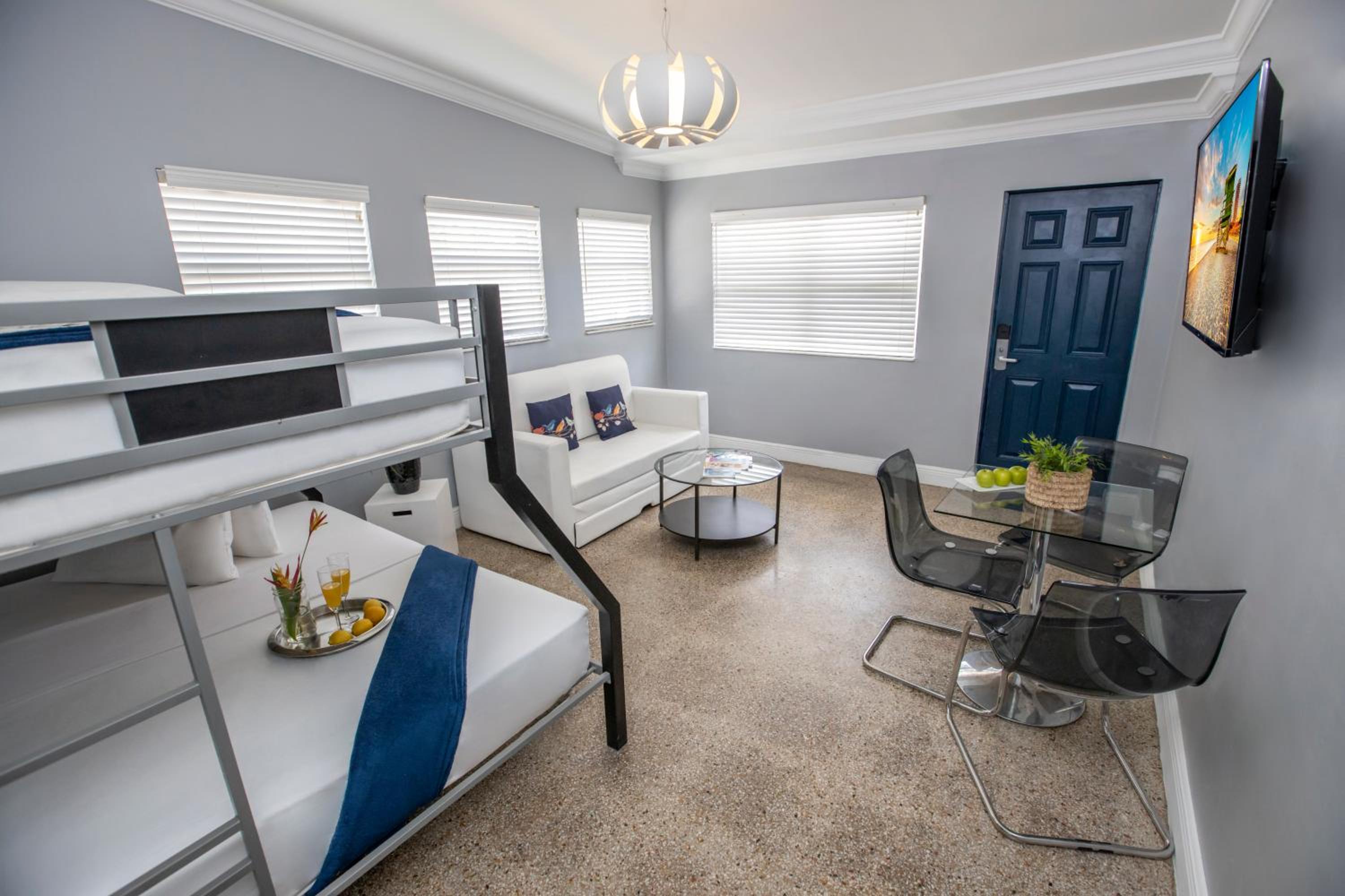 One Bedroom Queen Suite - Photo 6