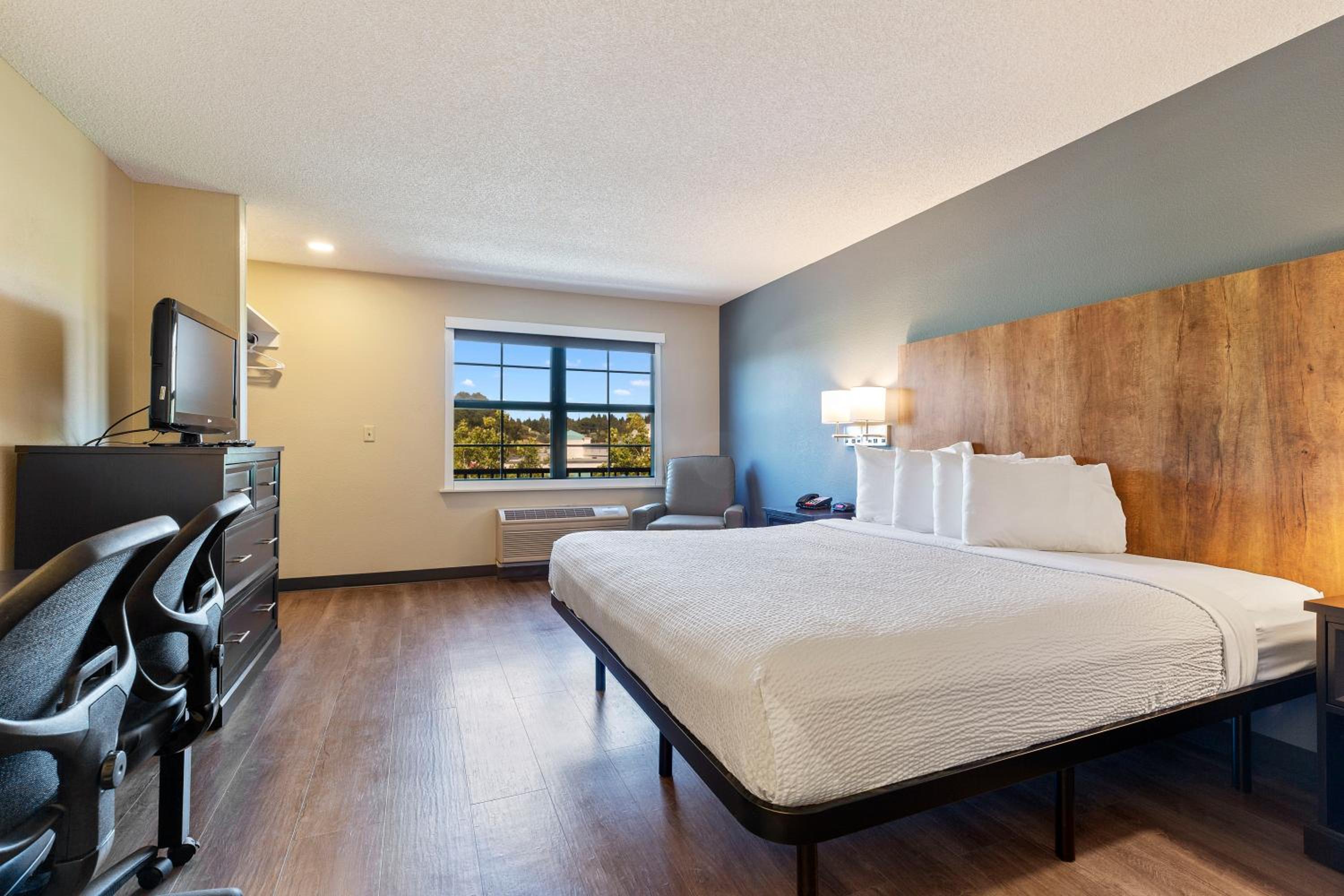 Studio with 1 King Bed - Non-Smoking - Photo 7