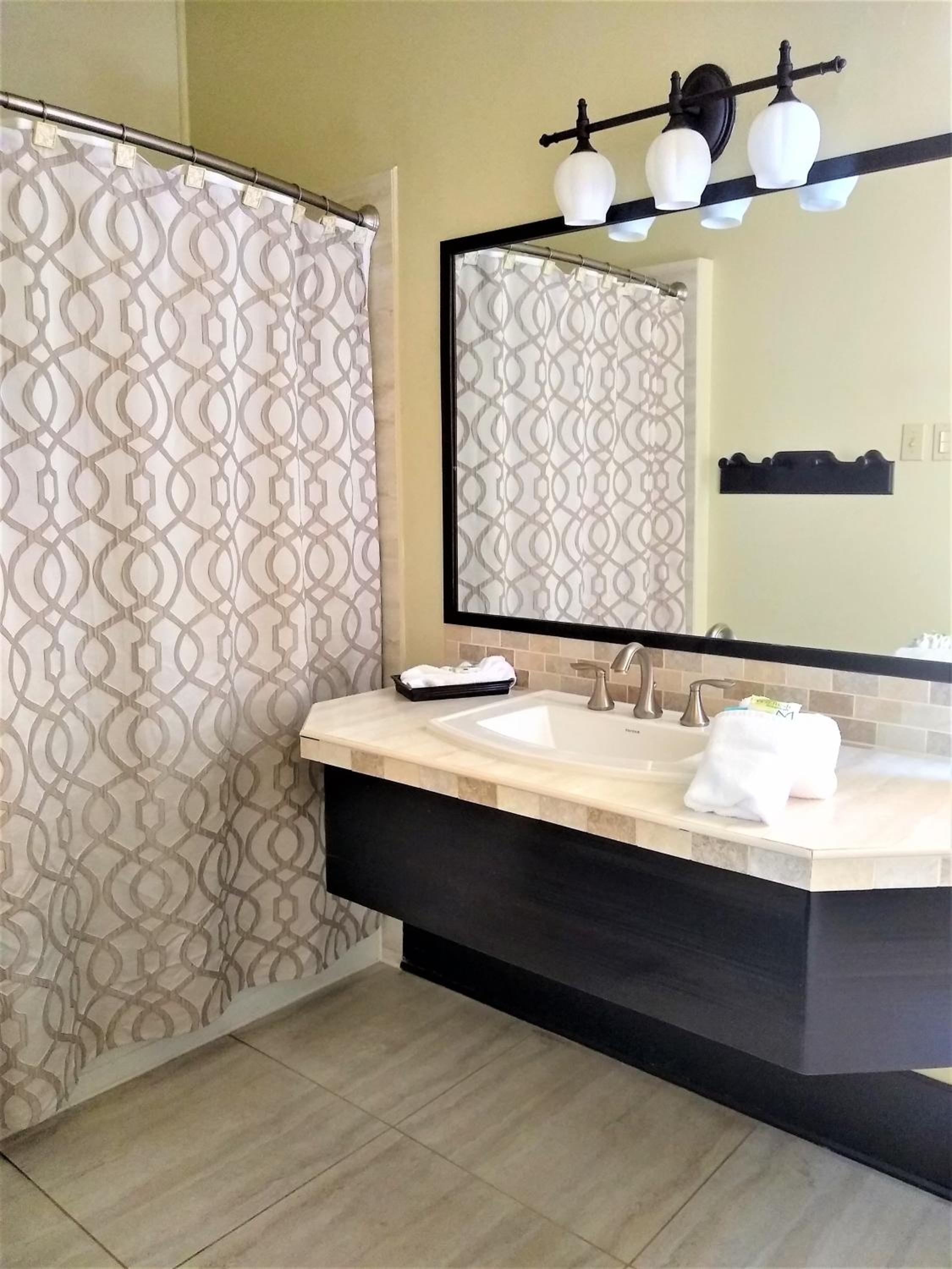 Deluxe Colonial King Room with Partial Sea View (Verandah Access) - Photo 10