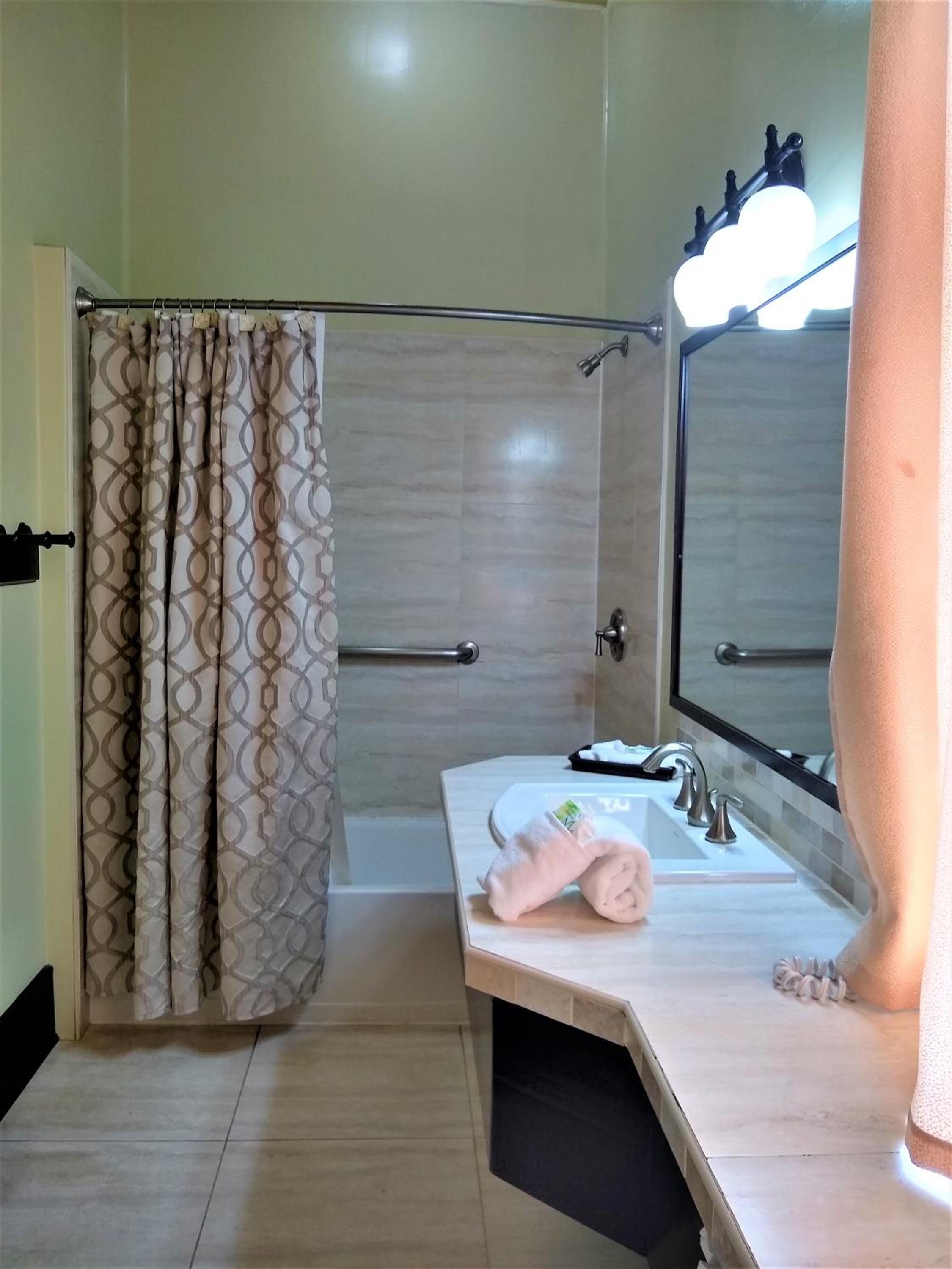 Deluxe Colonial King Room with Partial Sea View (Verandah Access) - Photo 11