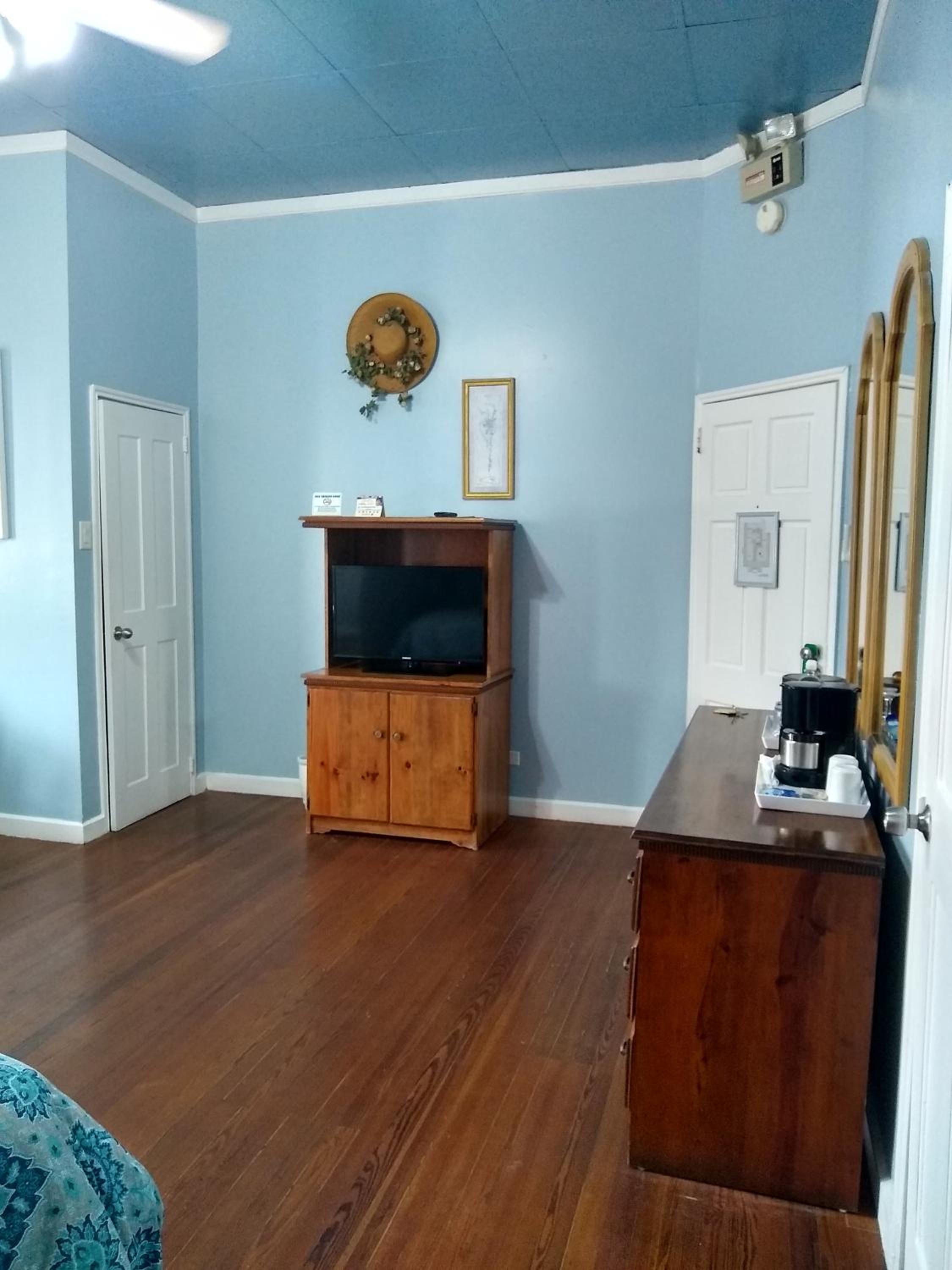 Deluxe Colonial King Room - Lobby Entrance - Photo 3