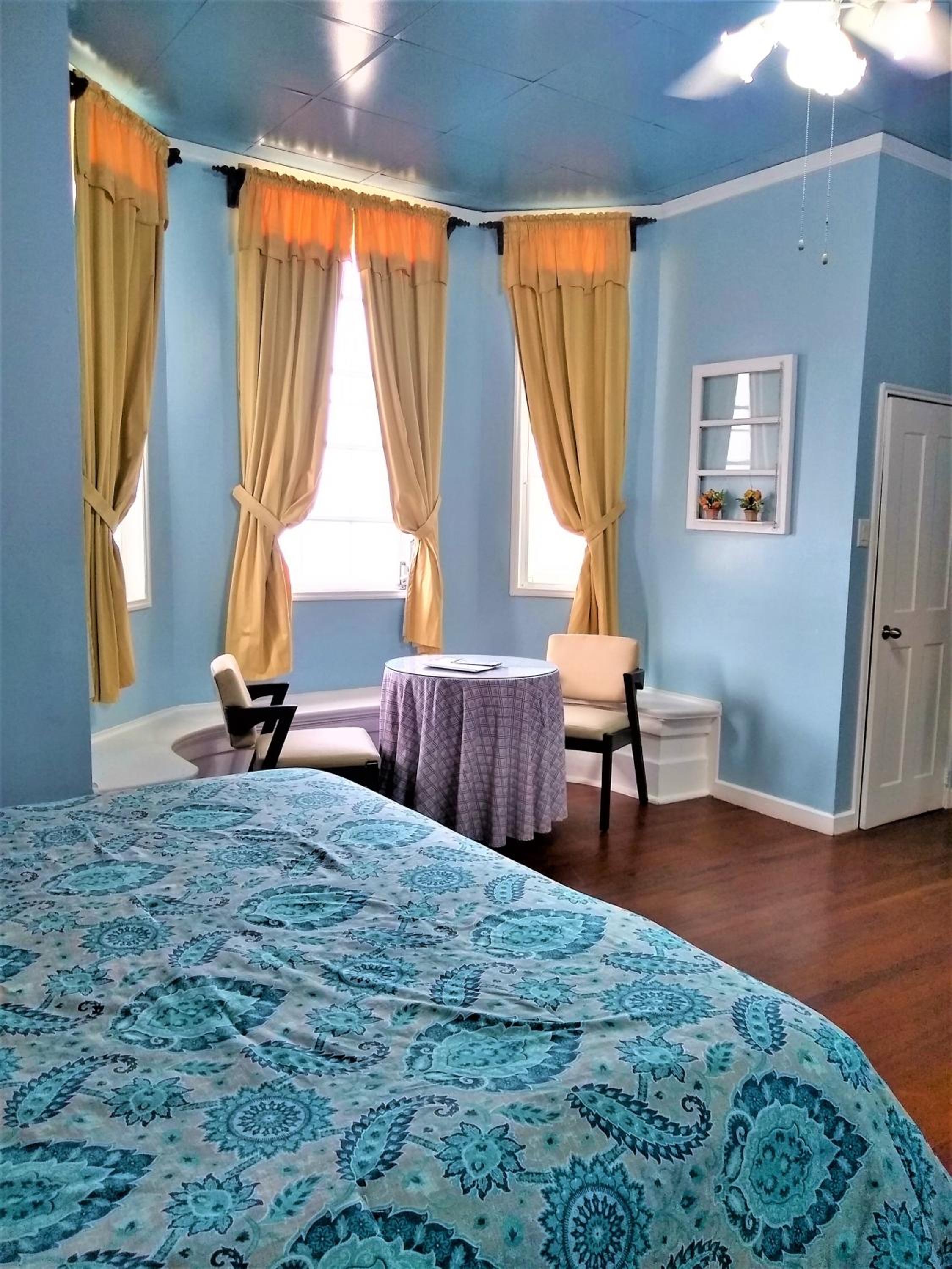 Deluxe Colonial King Room - Lobby Entrance - Photo 1