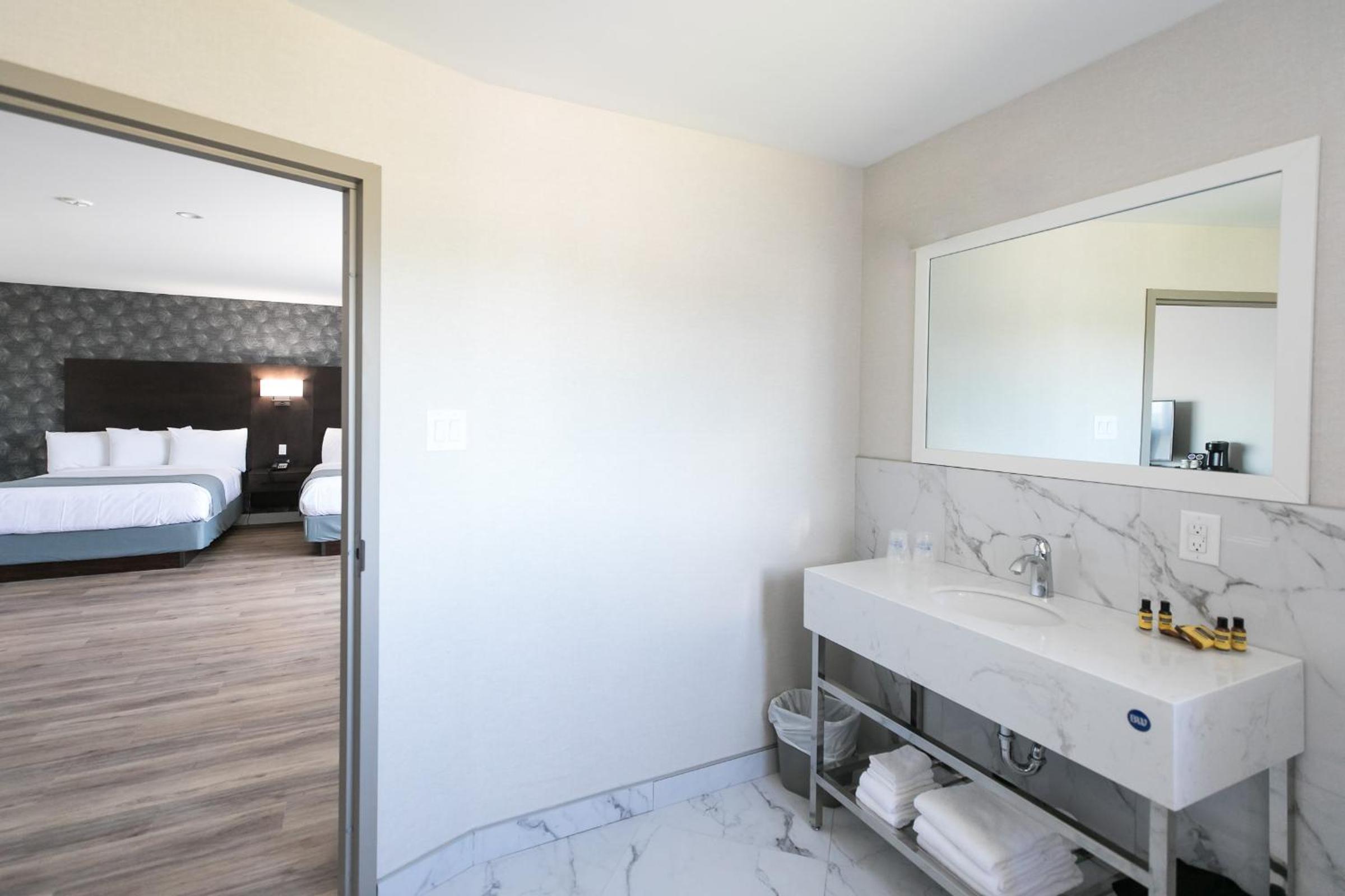 Queen Room with Two Queen Beds - Non-Smoking - Photo 2