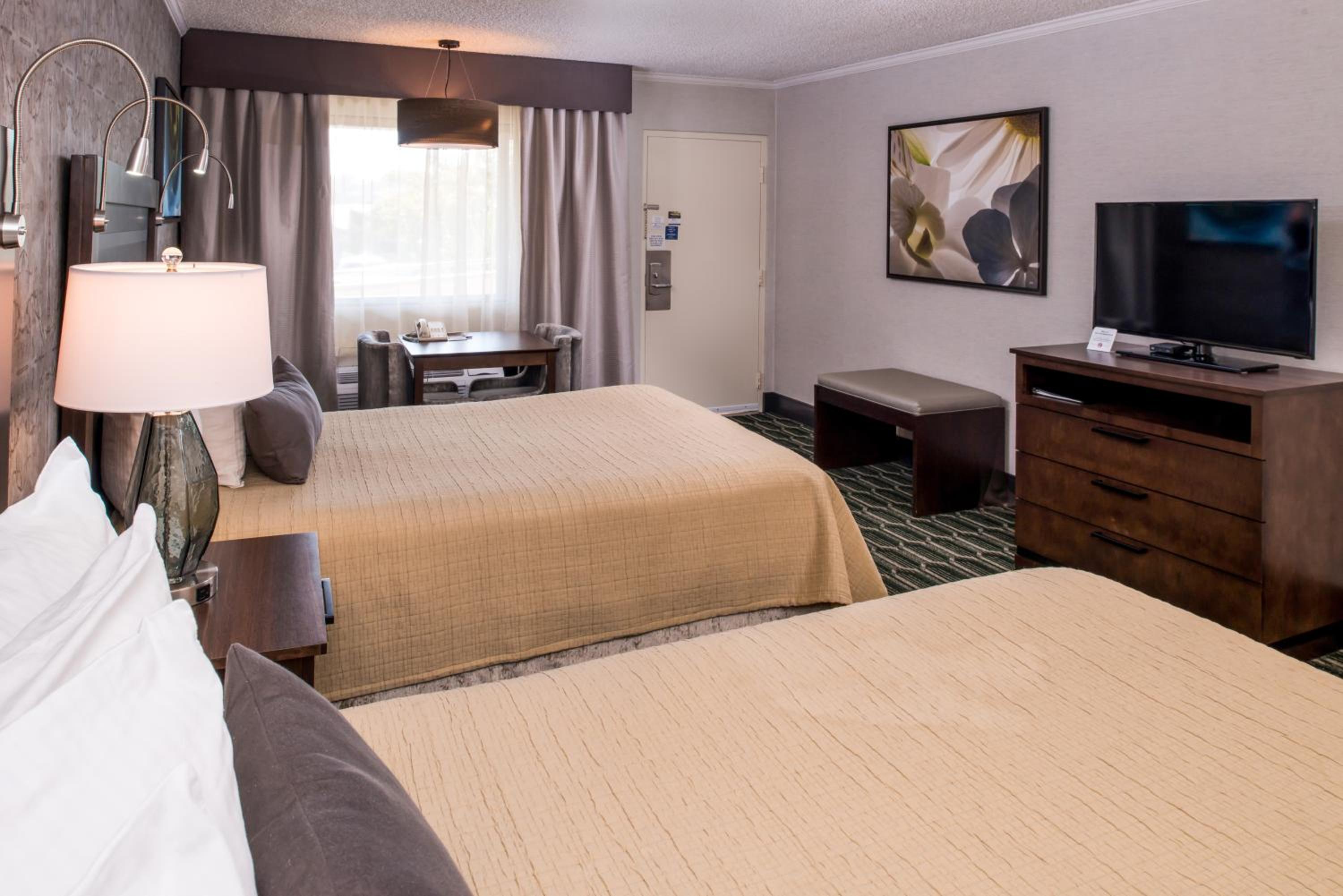 Queen Room with Two Queen Beds - Non-Smoking - Photo 6