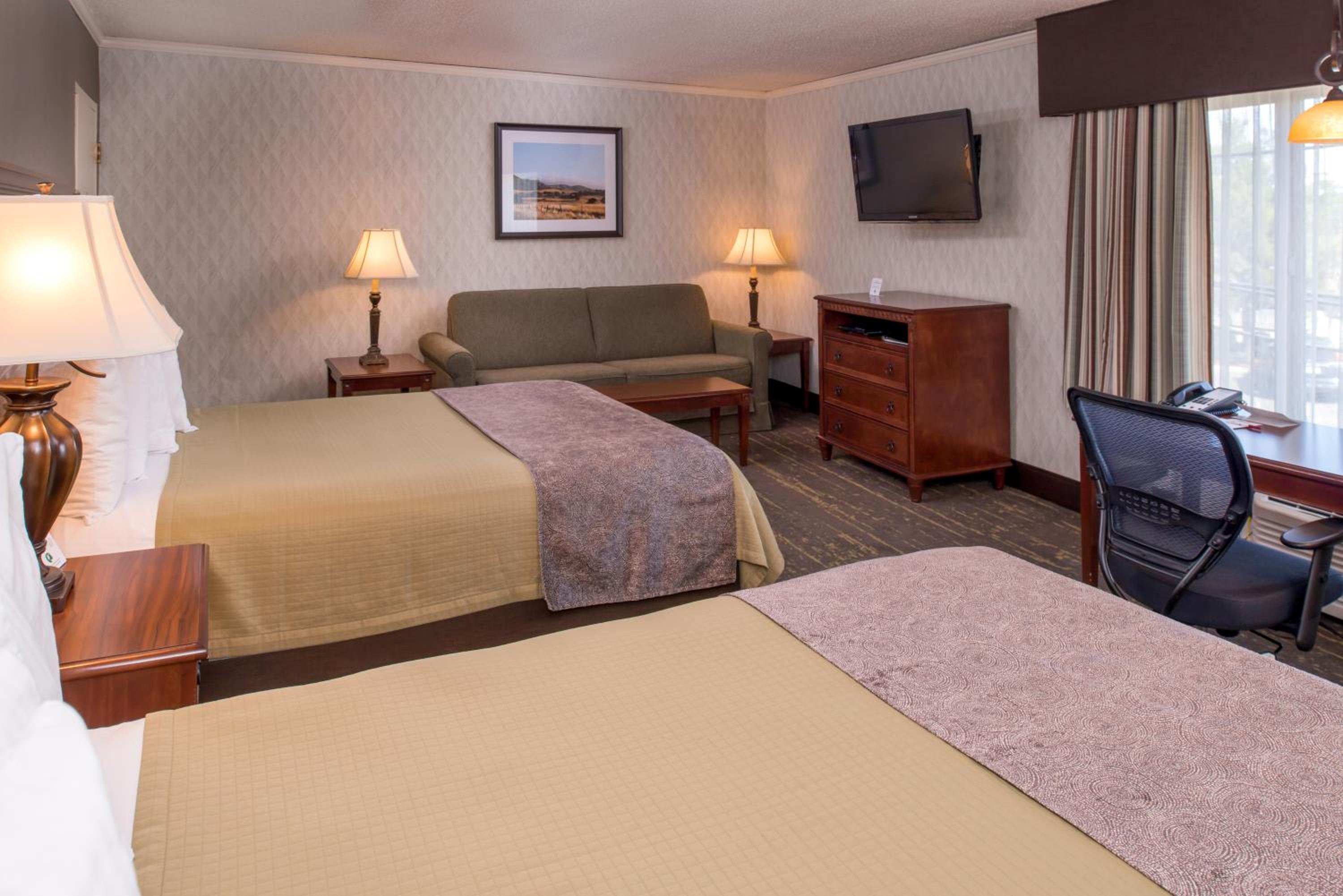 Queen Room with Two Queen Beds with Sofa Bed - Photo 4