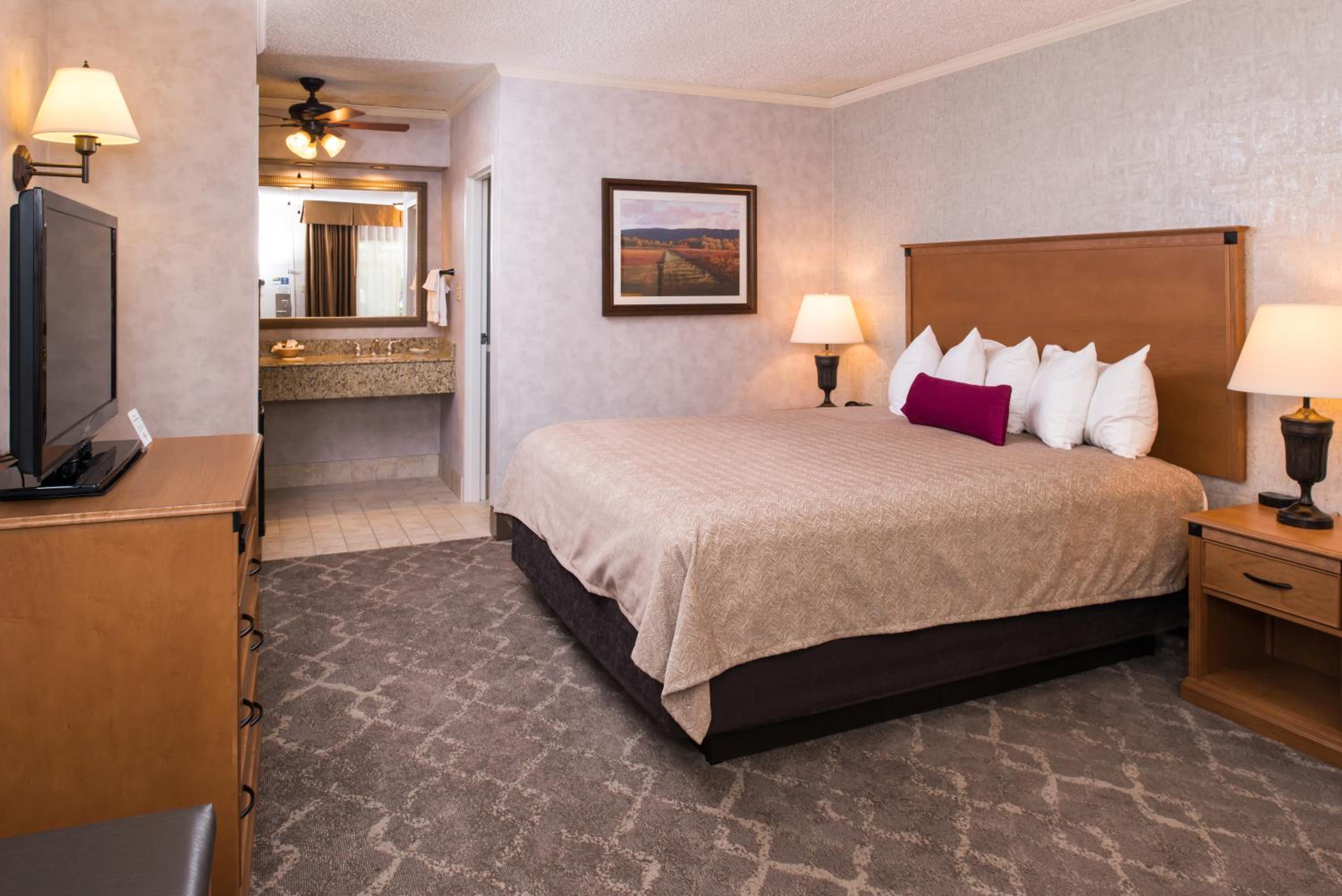 King Room - Non-Smoking - Photo 1