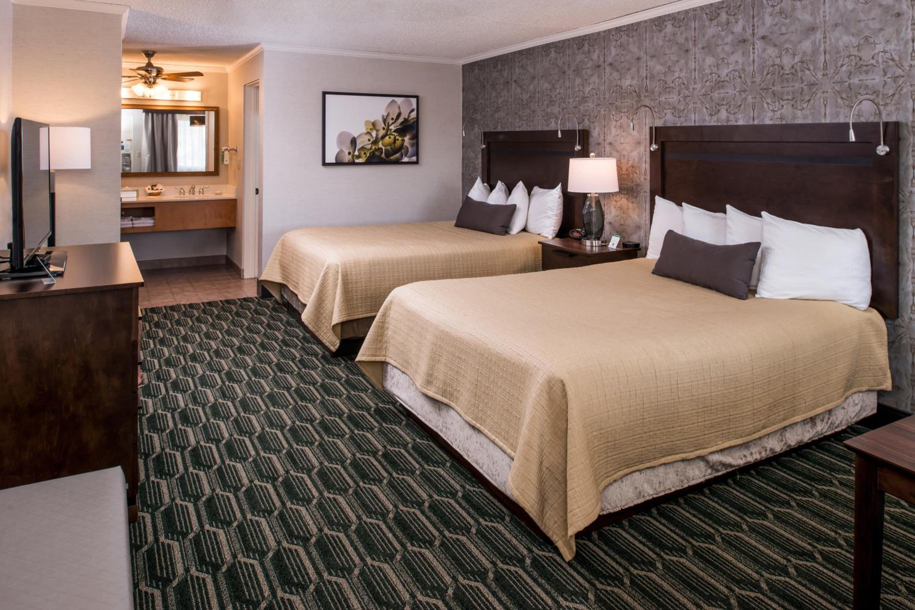 Queen Room with Two Queen Beds - Non-Smoking - Photo 9