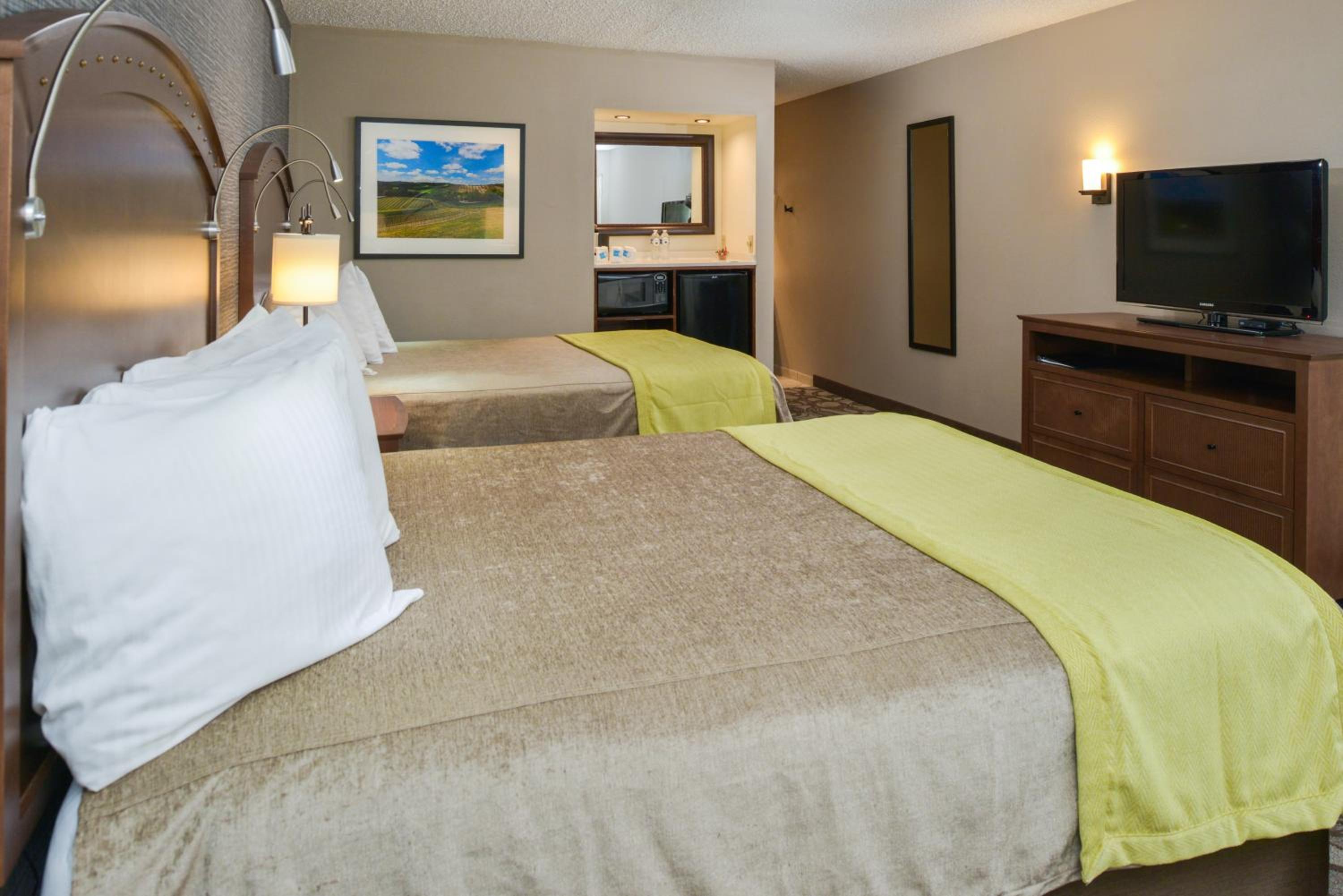 Superior Queen Room with Two Queen Beds - Non Smoking - Photo 6