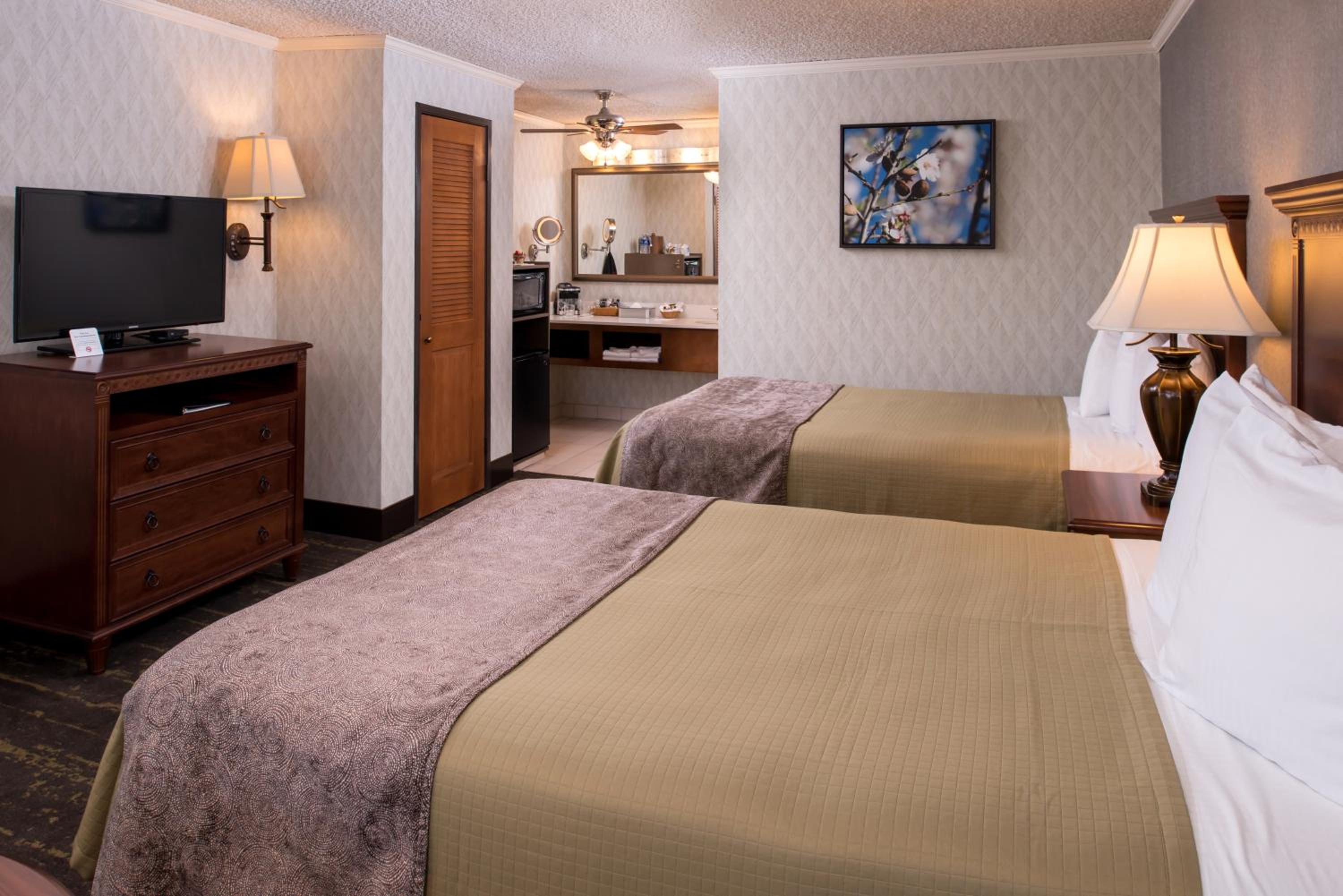 Double Room with Two Double Beds - Non-Smoking - Photo 4