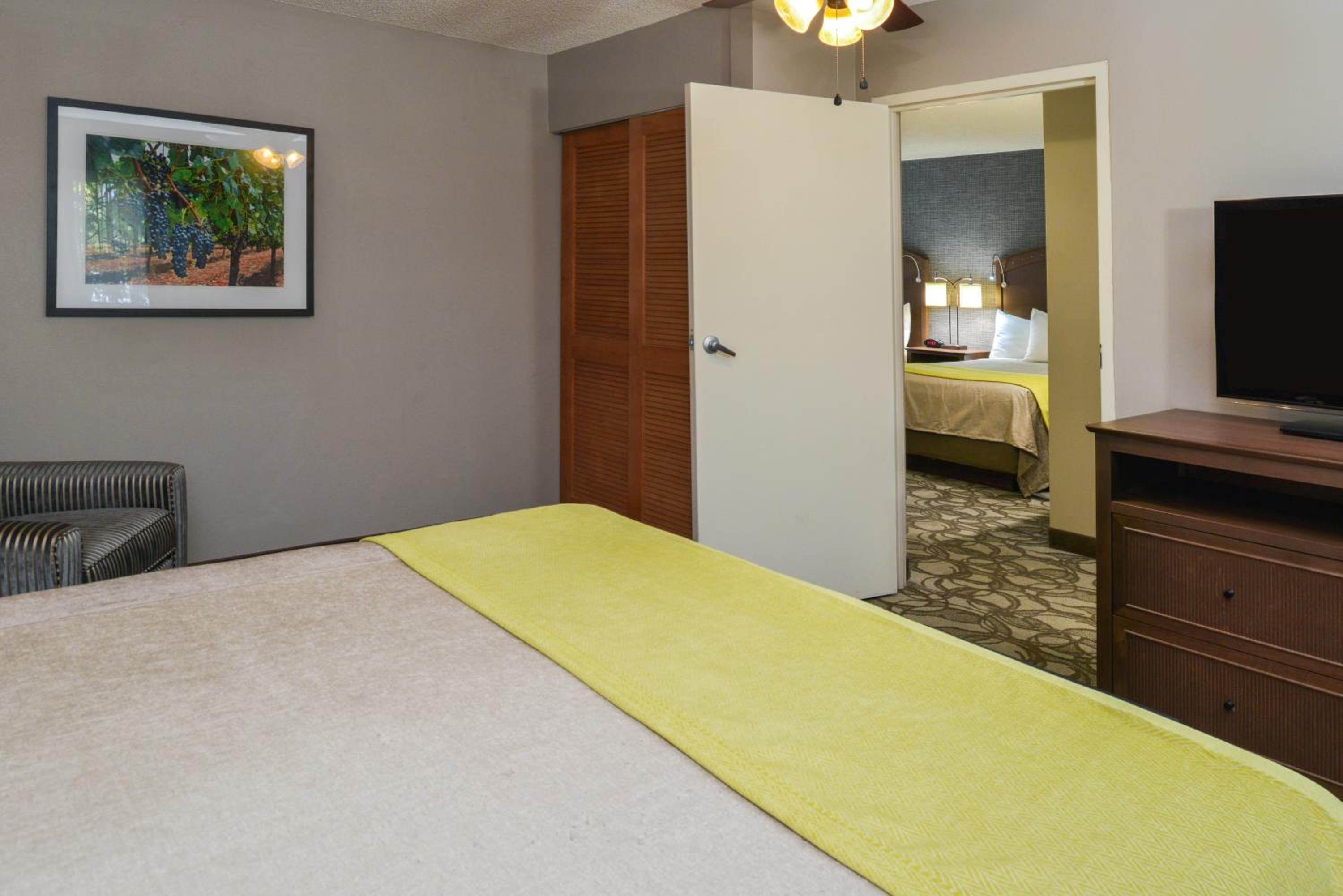 King Suite - Non-Smoking - Photo 10