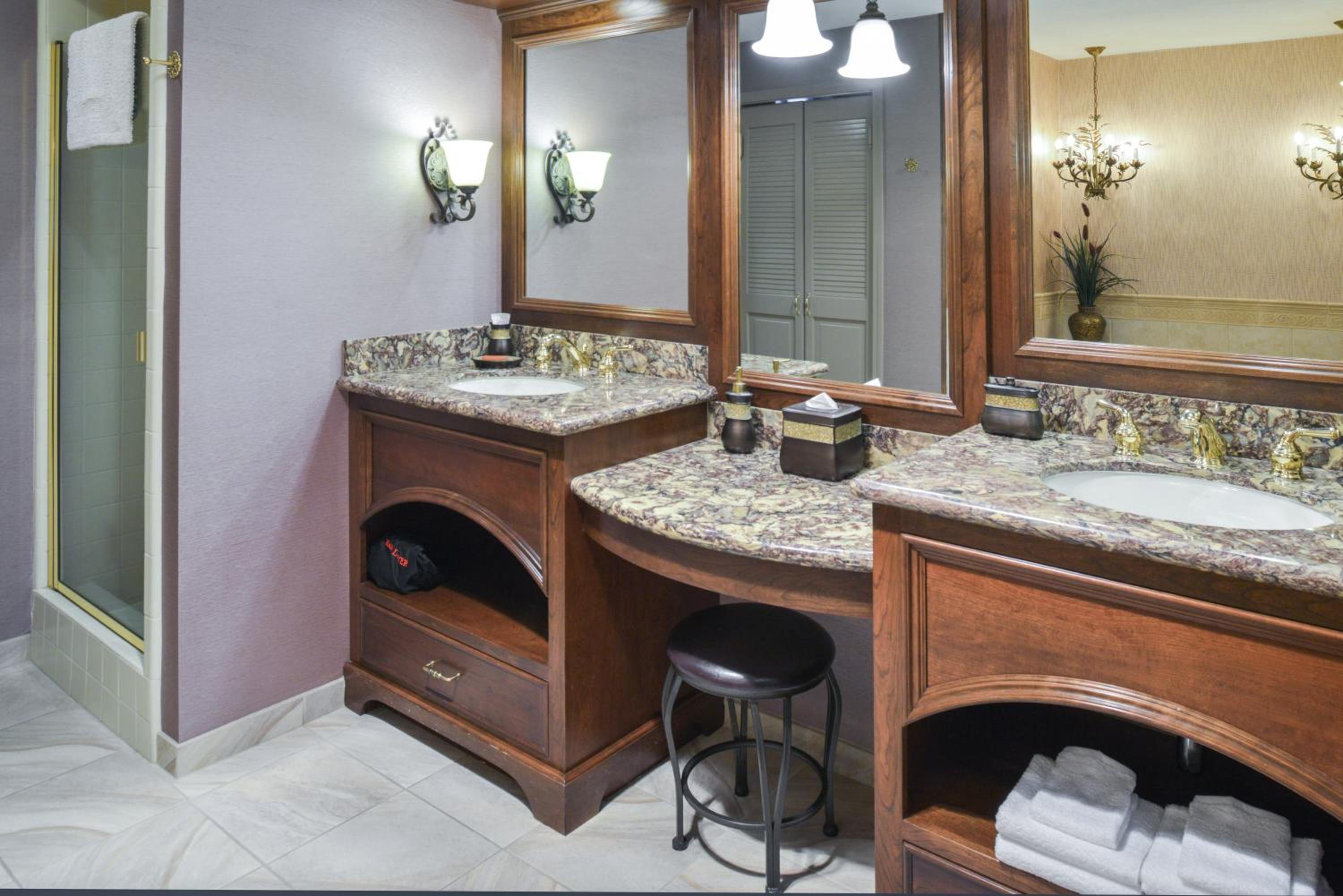 King Suite with Spa Bath - Non-Smoking - Photo 2