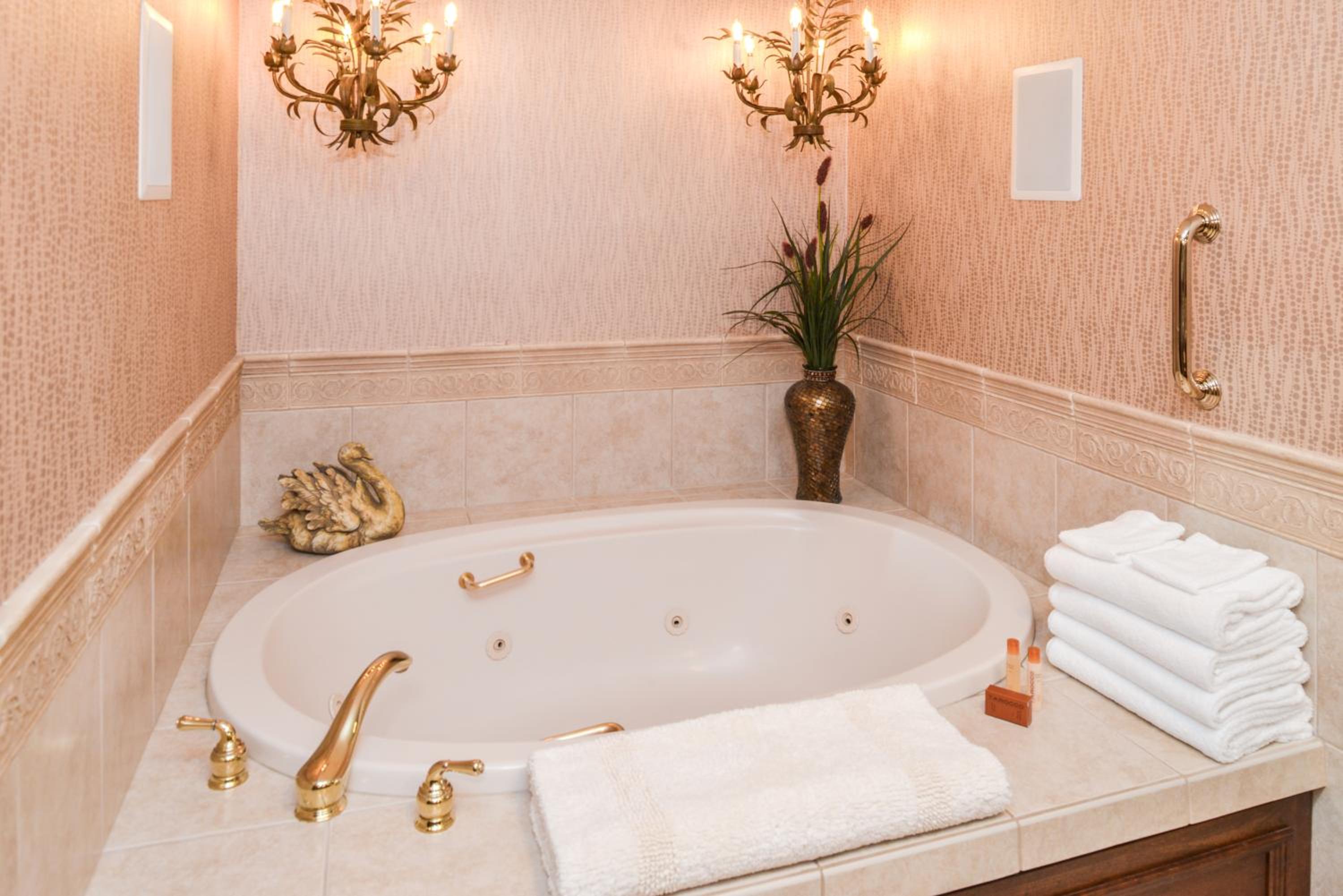 King Suite with Spa Bath - Non-Smoking - Photo 3